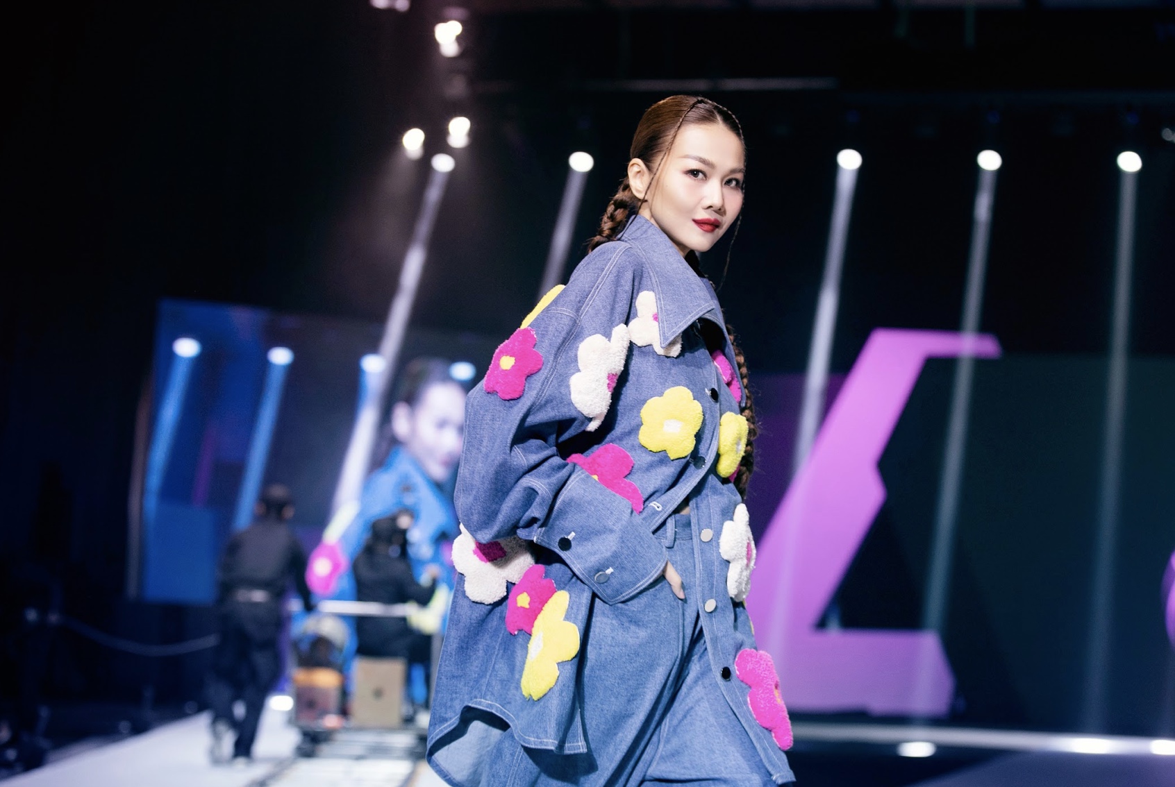 Hoa hậu Hoàn vũ Hàn Quốc 2023 khoe vẻ ngoài ngọt ngào, quyến rũ khi diễn thời trang tại Việt Nam- Ảnh 5.