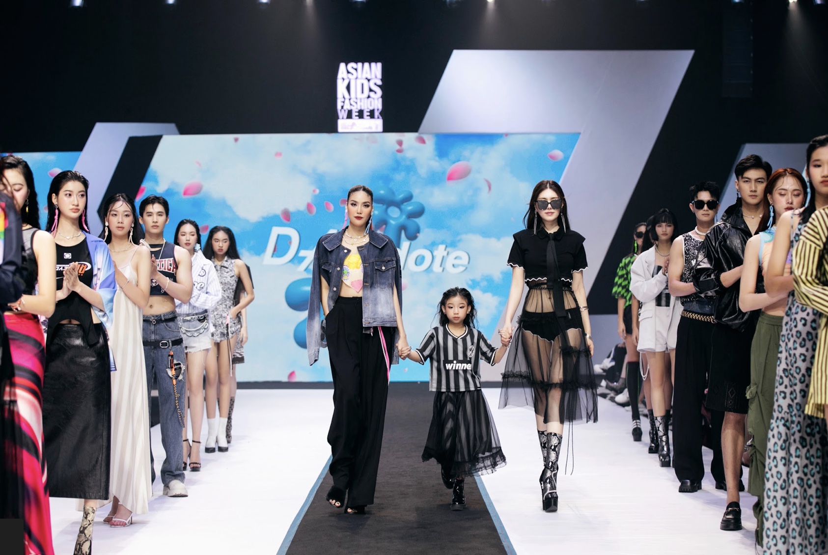 Hoa hậu Hoàn vũ Hàn Quốc 2023 khoe vẻ ngoài ngọt ngào, quyến rũ khi diễn thời trang tại Việt Nam- Ảnh 4.
