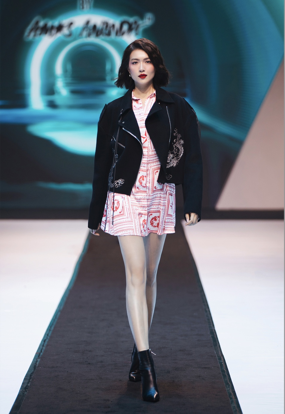 Hoa hậu Hoàn vũ Hàn Quốc 2023 khoe vẻ ngoài ngọt ngào, quyến rũ khi diễn thời trang tại Việt Nam- Ảnh 6.
