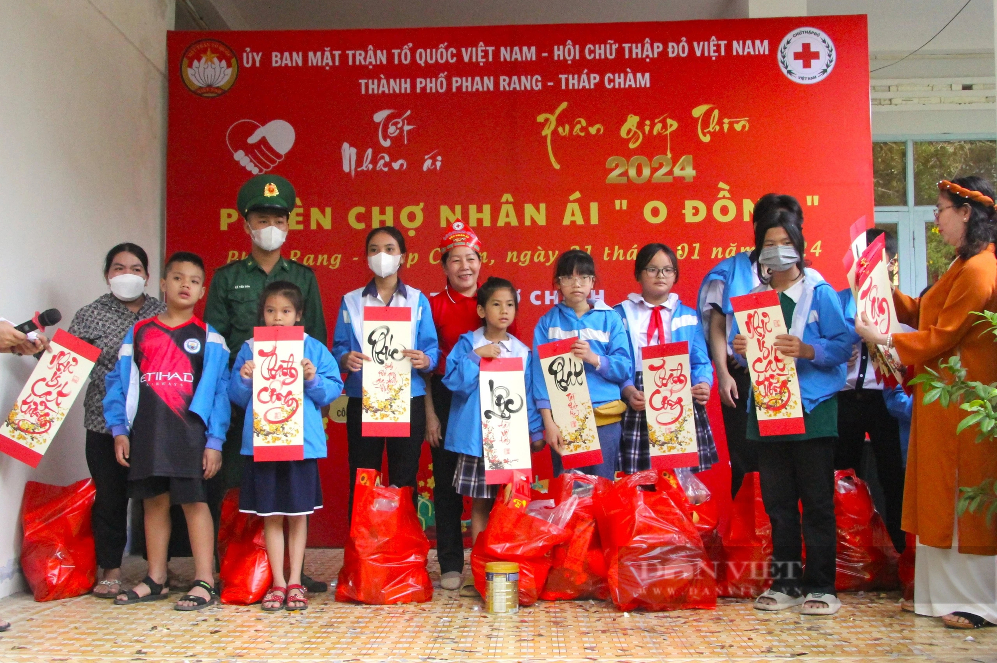 Ấm áp phiên chợ Tết 0 đồng cho người nghèo tại Ninh Thuận- Ảnh 3.
