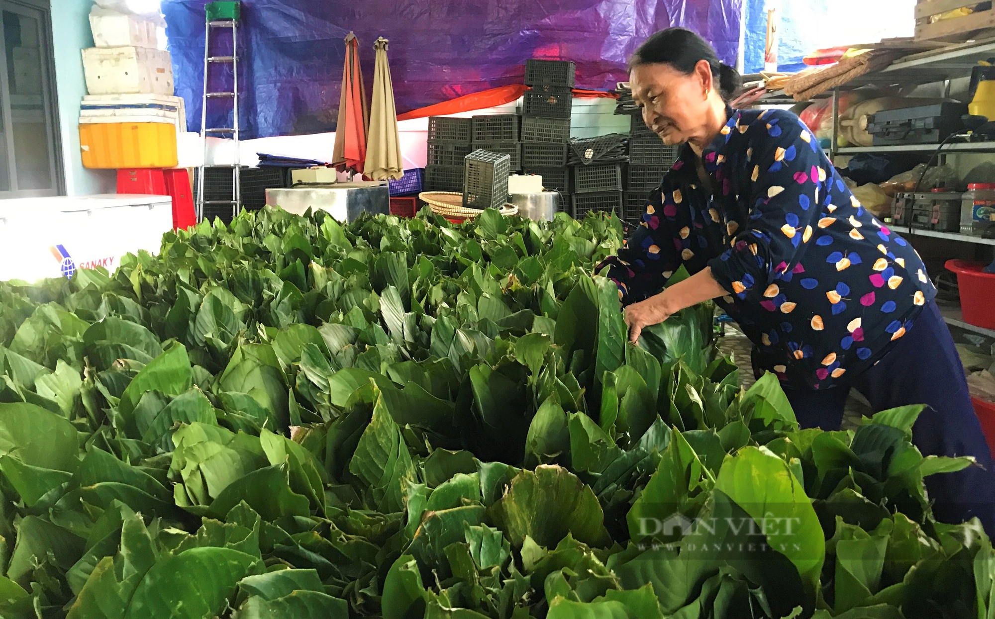 Làng gói bánh chưng tết lớn nhất tỉnh Nghệ An hối hả sắm gạo nếp, lá dong, thịt để- Ảnh 1.