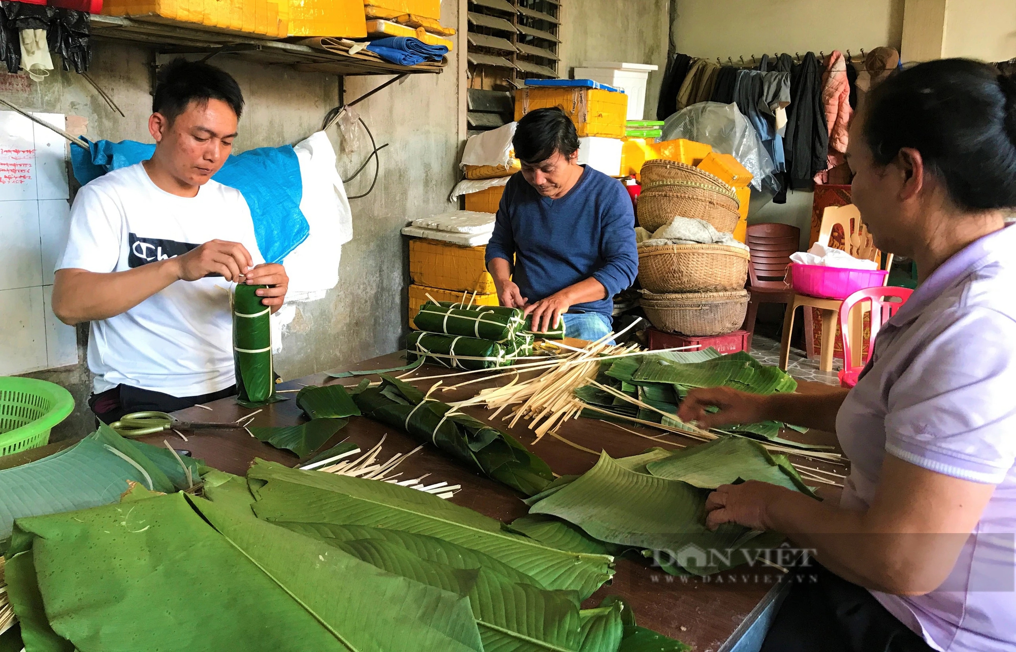 Làng gói bánh chưng tết lớn nhất tỉnh Nghệ An hối hả sắm gạo nếp, lá dong, thịt để- Ảnh 2.