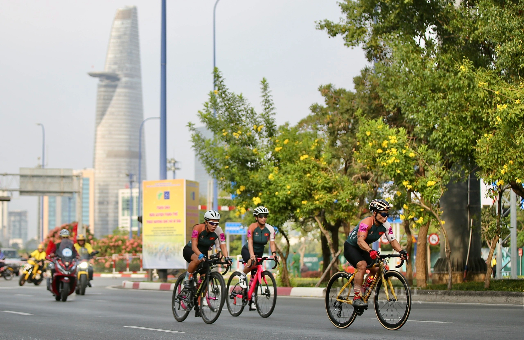 300 tay đua tranh tài ở Giải đua xe đạp phong trào TP.HCM 2024- Ảnh 3.