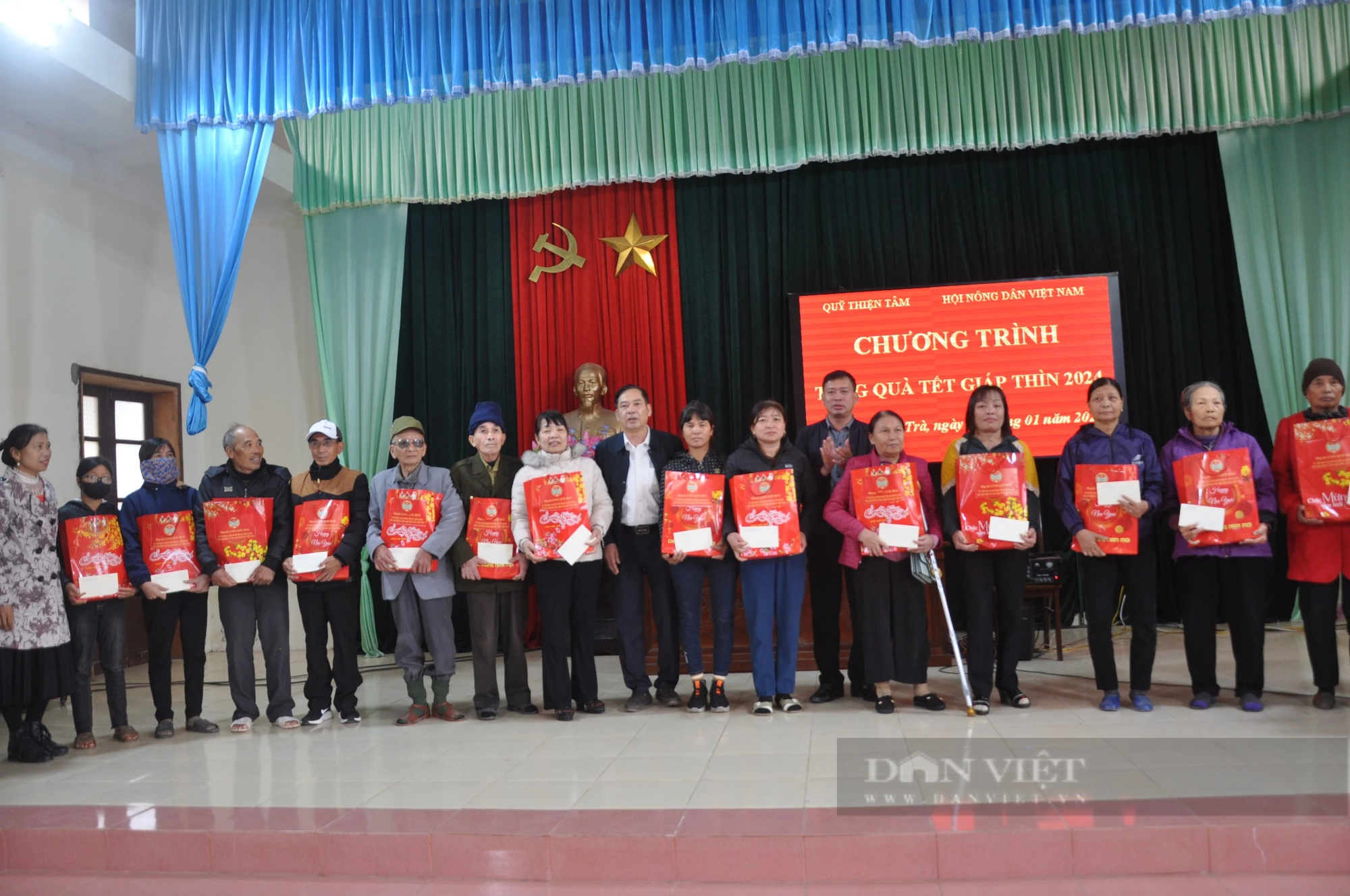 Chủ tịch Hội NDVN Lương Quốc Đoàn trao quà Tết cho người dân có hoàn cảnh khó khăn tại xã giáp biển Thái Bình- Ảnh 3.