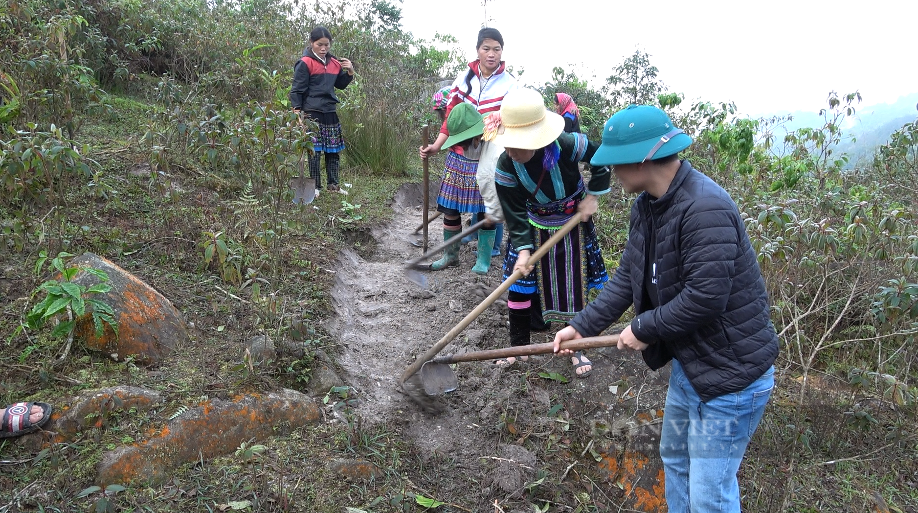 Hội Nông dân tỉnh Lai Châu giúp hội viên, nông dân người Mông ở Can Tỉ dọn bản đón tết- Ảnh 6.