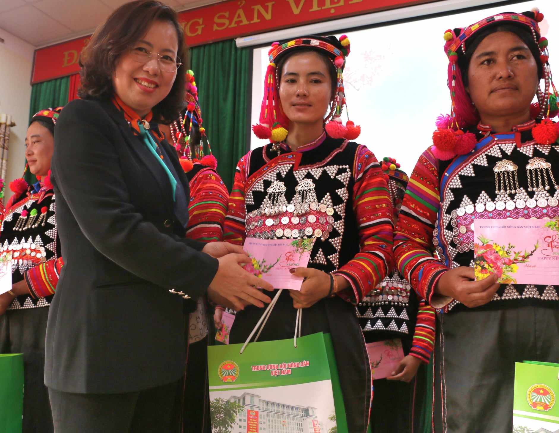 Phó Chủ tịch TƯ Hội NDVN Bùi Thị Thơm trao quà tết tại huyện Mường Nhé, tỉnh Điện Biên- Ảnh 1.