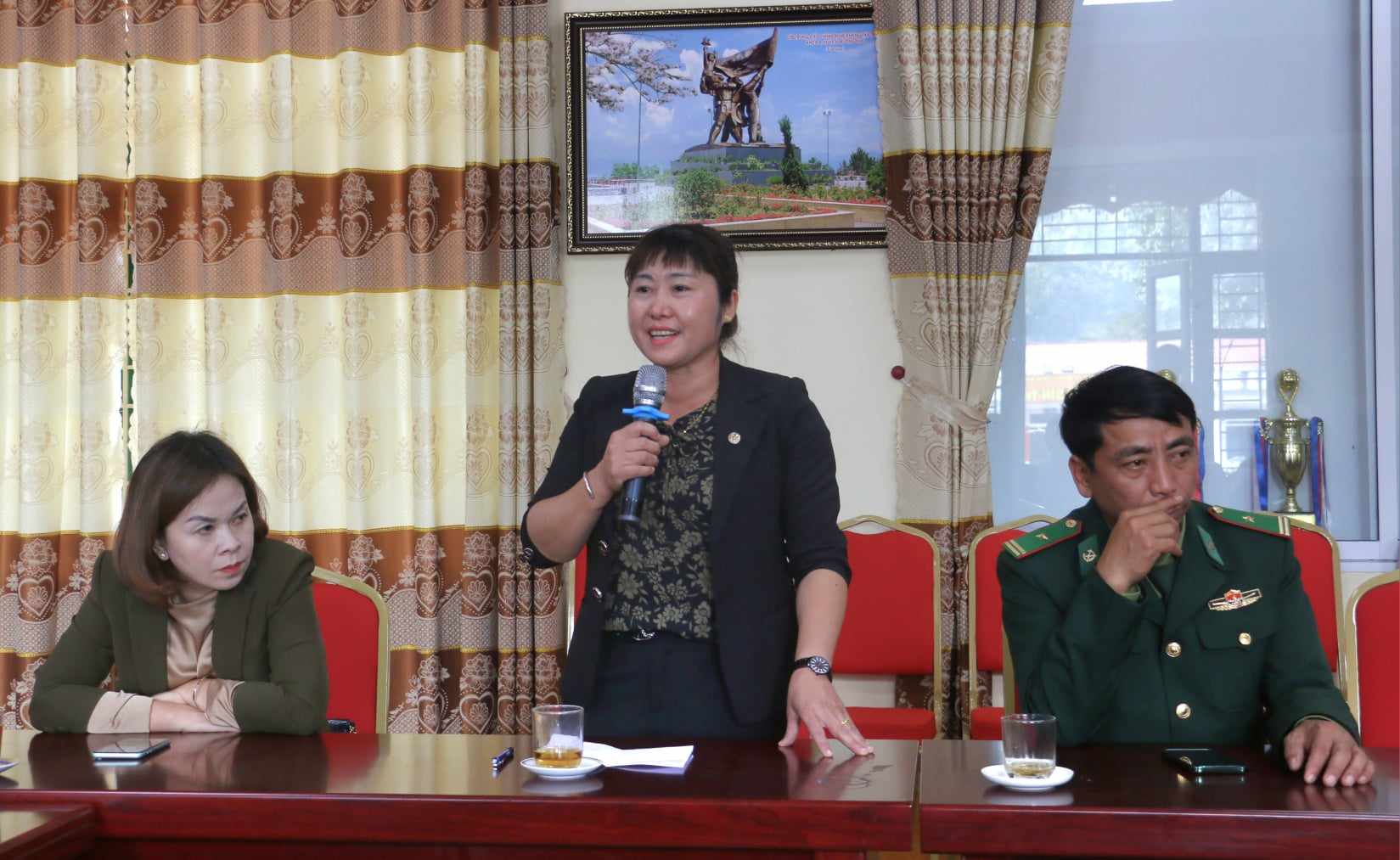 Phó Chủ tịch TƯ Hội NDVN Bùi Thị Thơm trao quà tết tại huyện Mường Nhé, tỉnh Điện Biên- Ảnh 4.