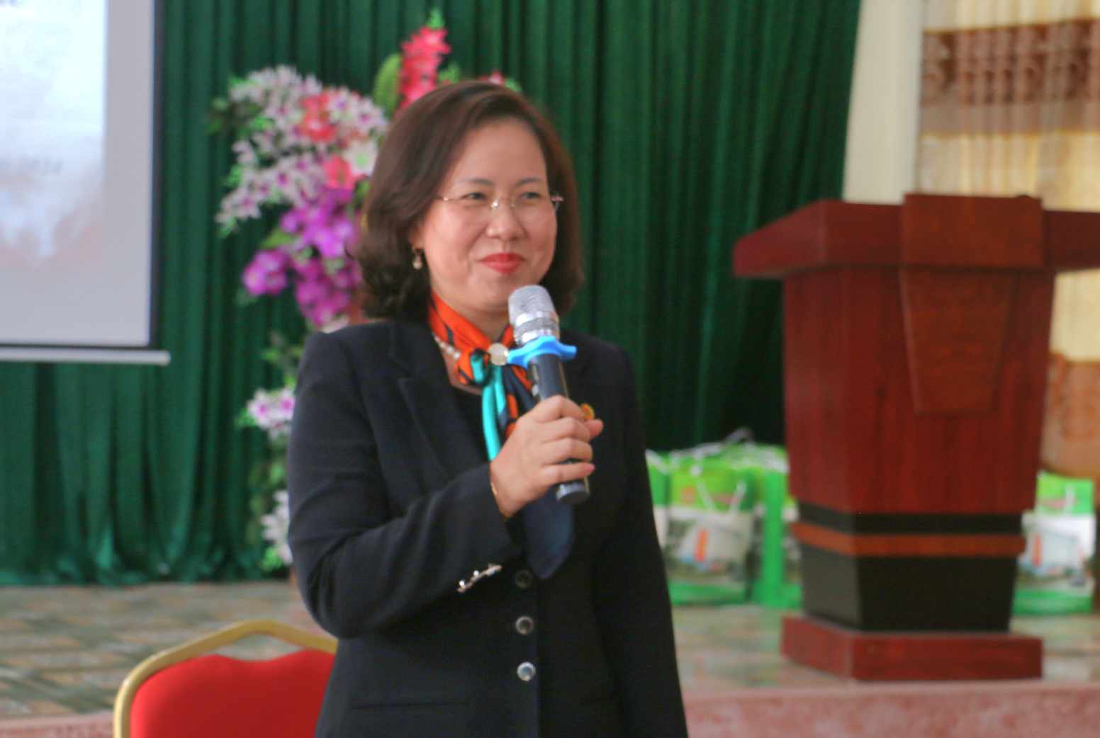 Phó Chủ tịch TƯ Hội NDVN Bùi Thị Thơm trao quà tết tại huyện Mường Nhé, tỉnh Điện Biên- Ảnh 2.