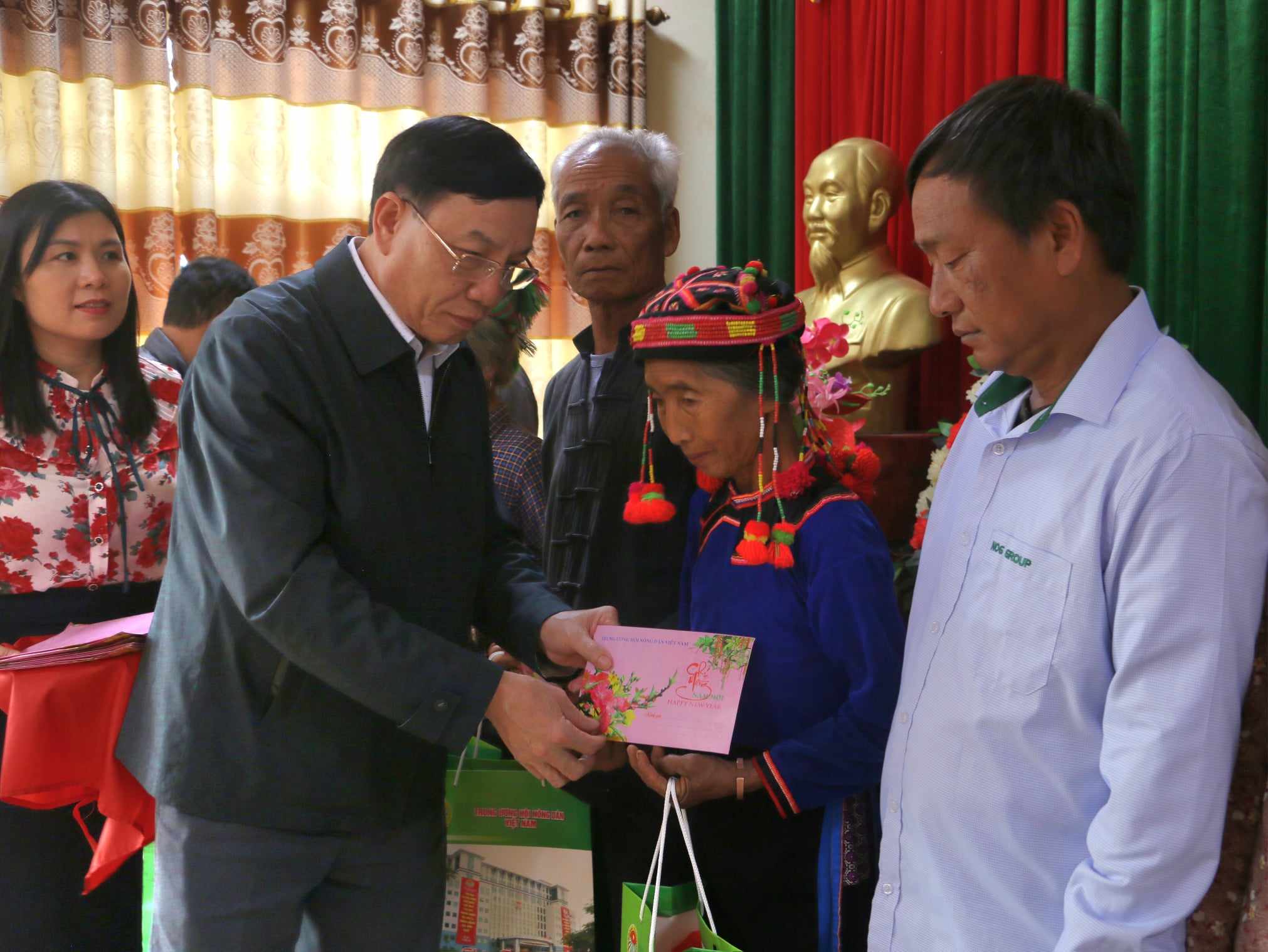 Phó Chủ tịch TƯ Hội NDVN Bùi Thị Thơm trao quà tết tại huyện Mường Nhé, tỉnh Điện Biên- Ảnh 3.