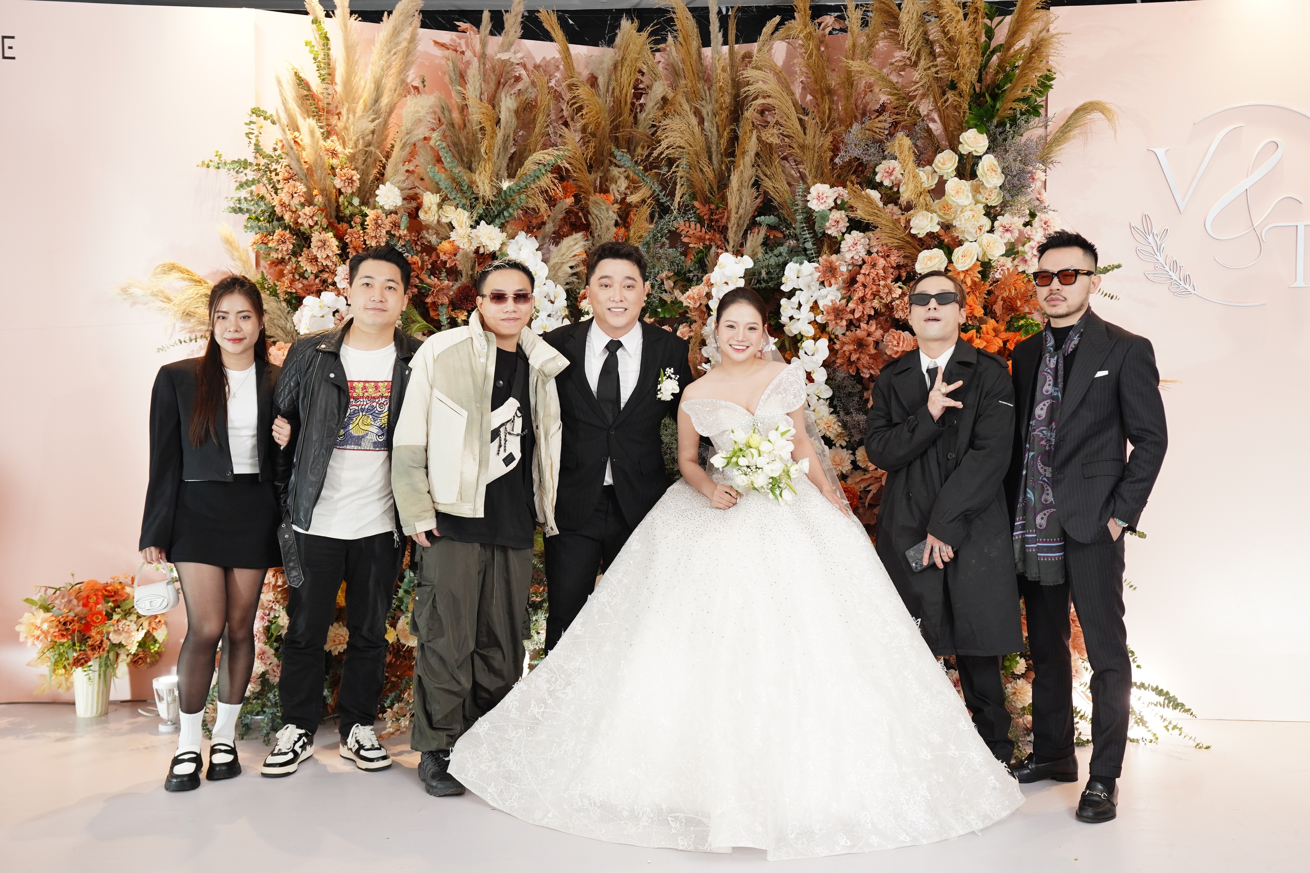 Đám cưới Yanbi - Trang Abby: Mẹ giọng ca "Thu cuối" đi xe lăn lên lễ đường, trao sính lễ cho con dâu- Ảnh 10.