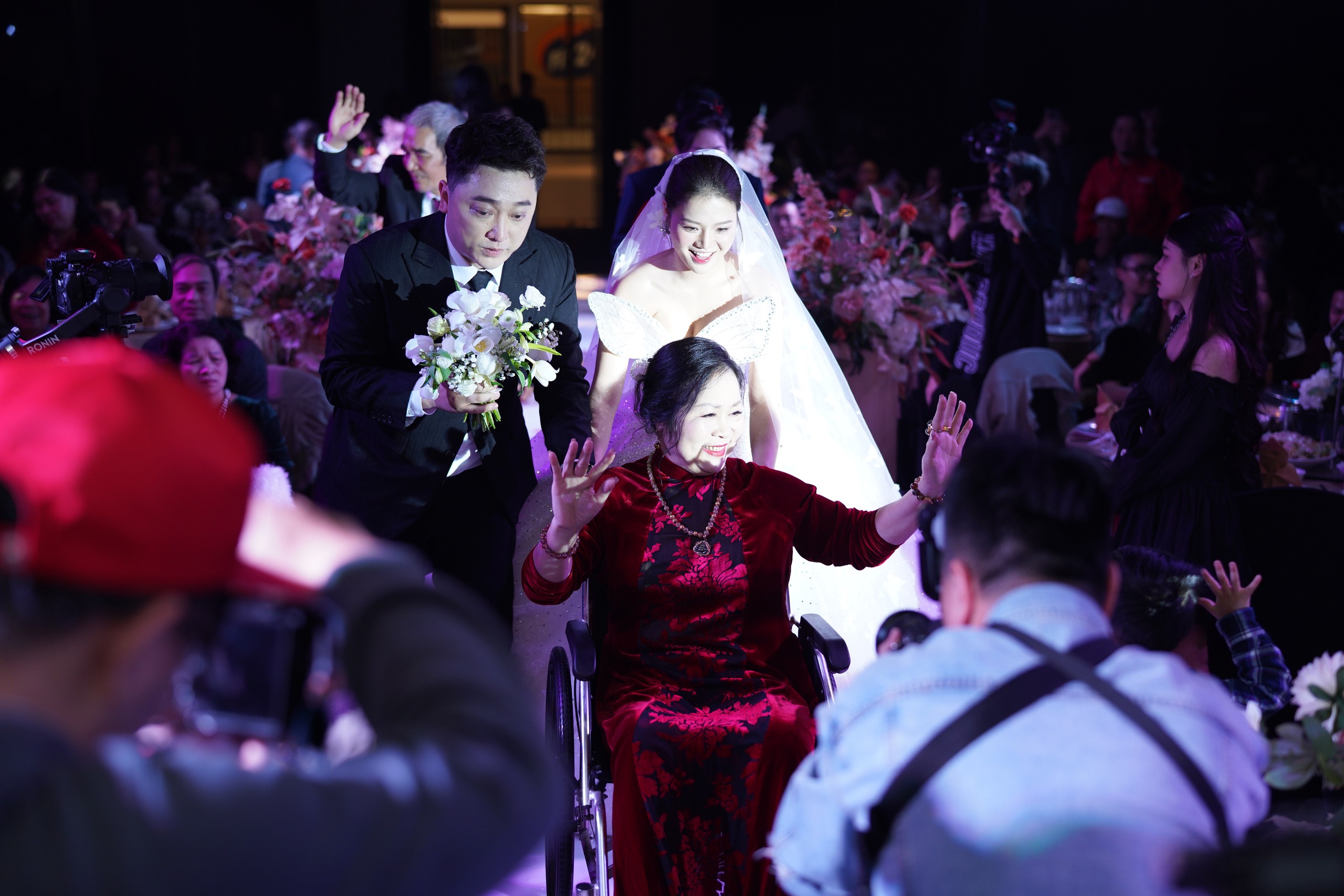Đám cưới Yanbi - Trang Abby: Mẹ giọng ca "Thu cuối" đi xe lăn lên lễ đường, trao sính lễ cho con dâu- Ảnh 9.