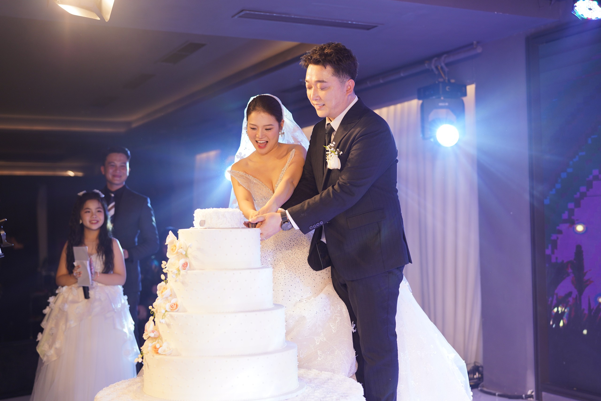 Đám cưới Yanbi - Trang Abby: Mẹ giọng ca "Thu cuối" đi xe lăn lên lễ đường, trao sính lễ cho con dâu- Ảnh 2.