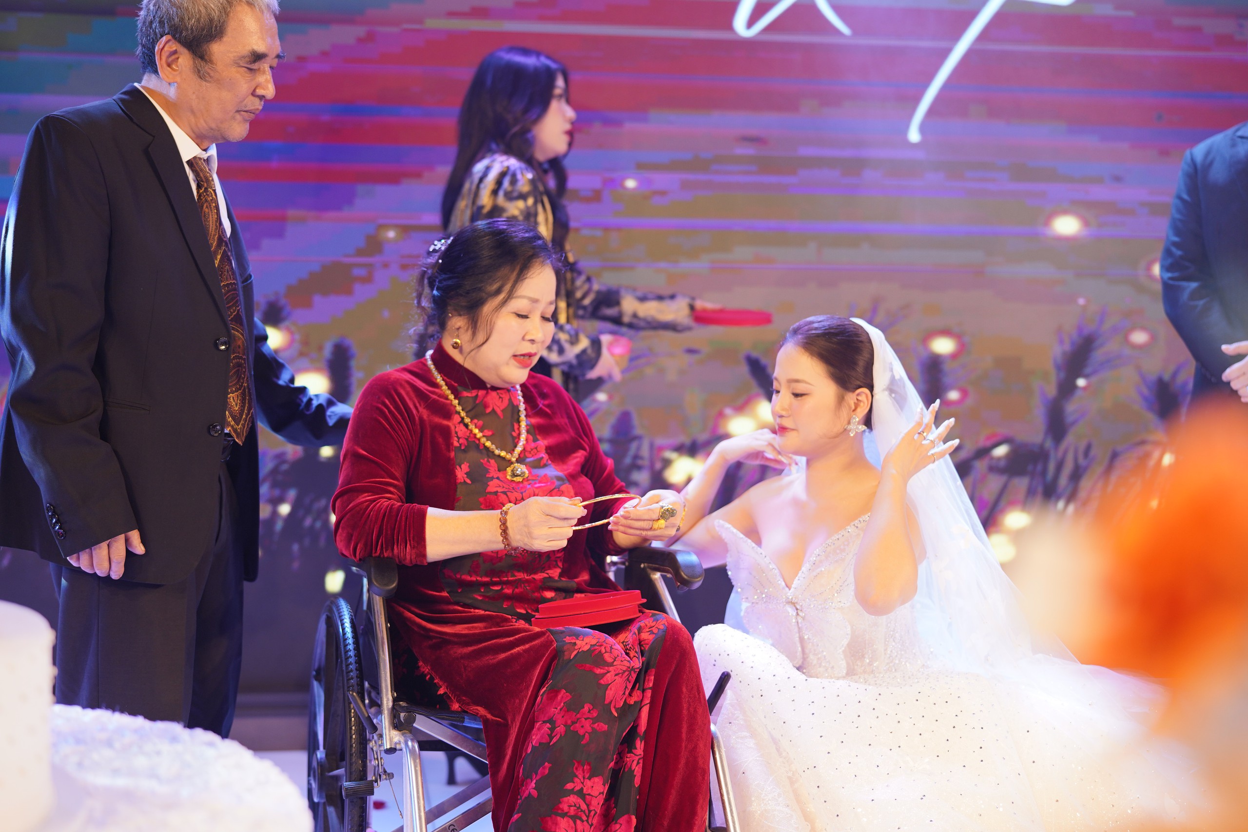 Đám cưới Yanbi - Trang Abby: Mẹ giọng ca "Thu cuối" đi xe lăn lên lễ đường, trao sính lễ cho con dâu- Ảnh 7.