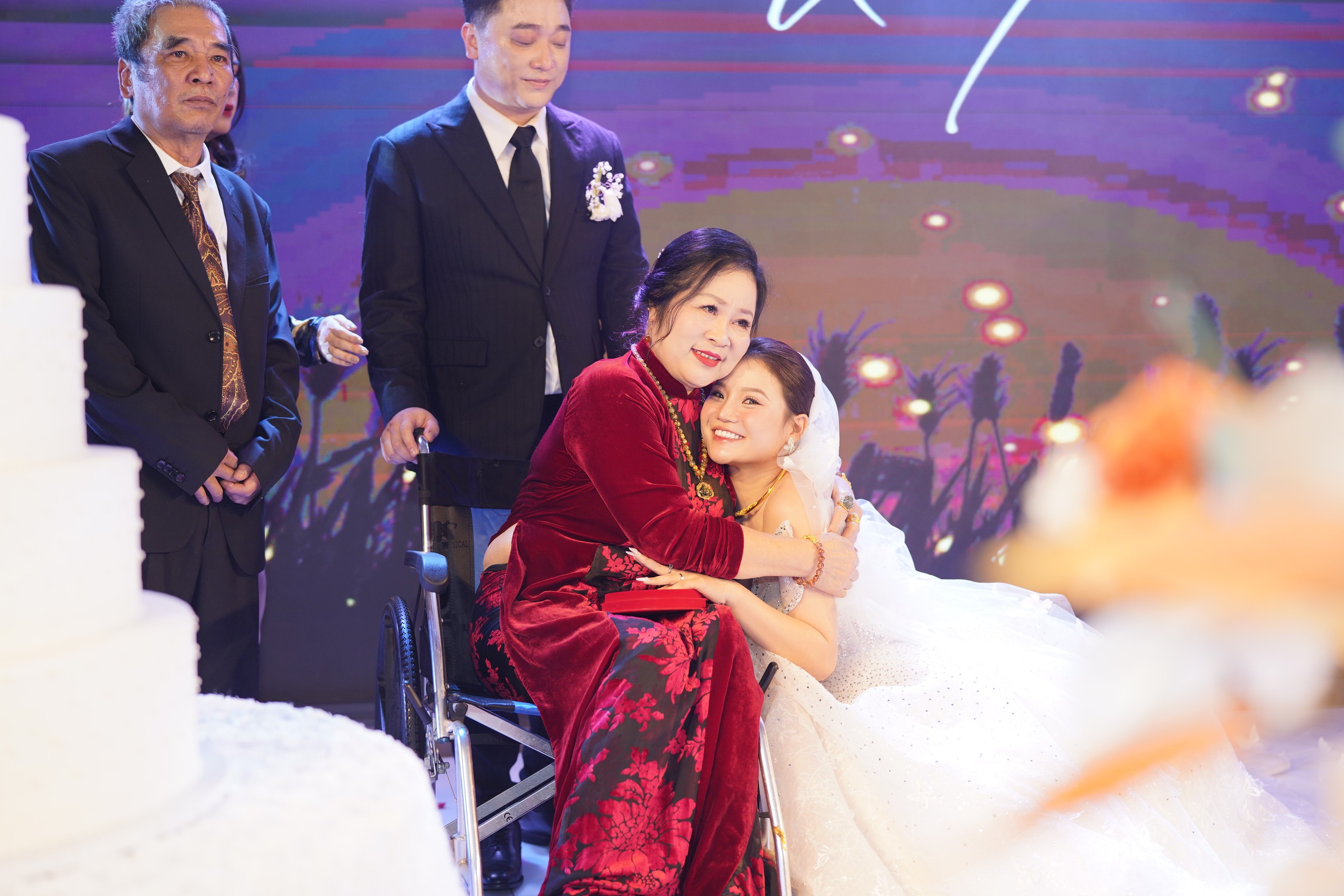 Đám cưới Yanbi - Trang Abby: Mẹ giọng ca "Thu cuối" đi xe lăn lên lễ đường, trao sính lễ cho con dâu- Ảnh 8.
