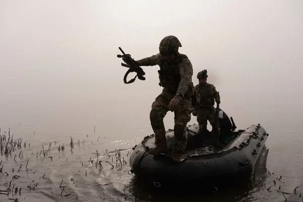 Lính Ukraine hãi hùng kể về lợi thế của quân Nga ở bờ đông sông Dnipro- Ảnh 1.