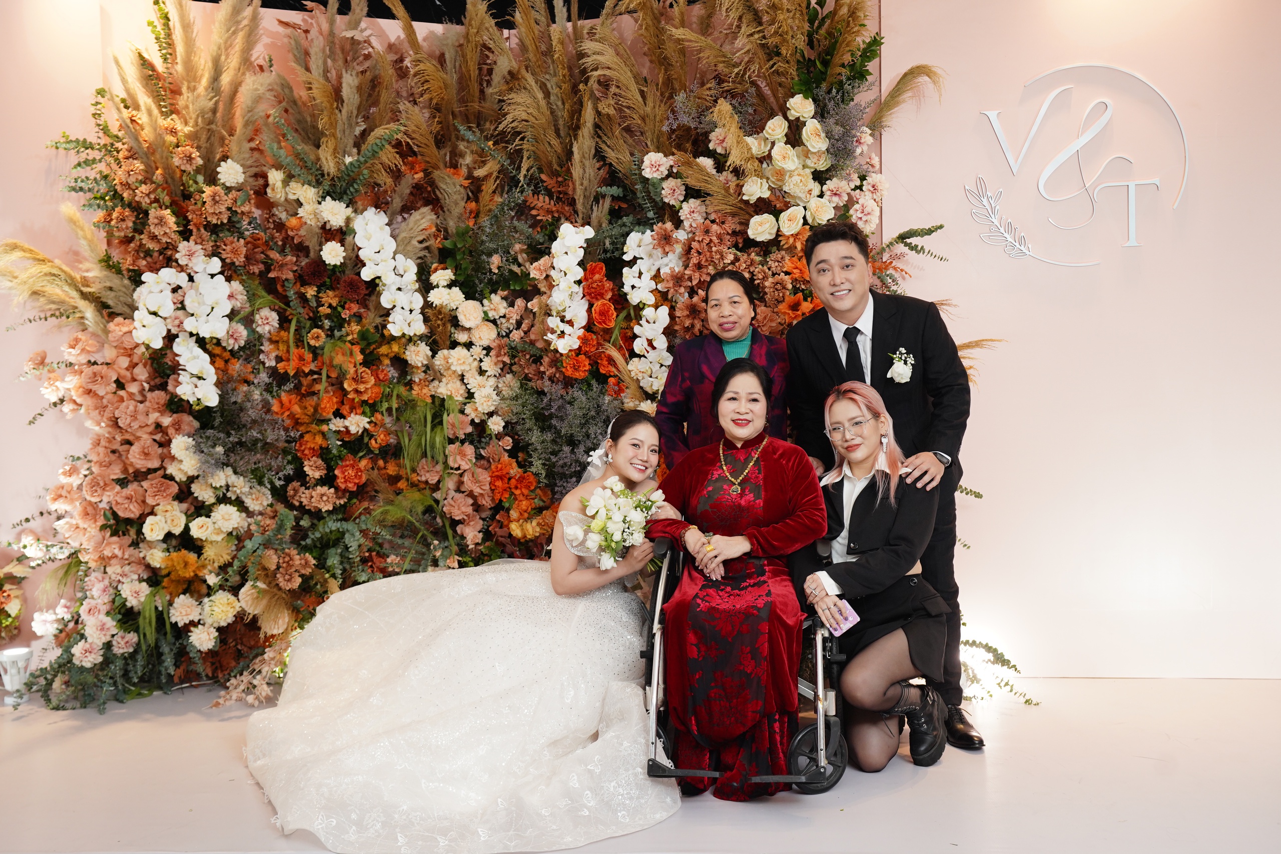 Đám cưới Yanbi - Trang Abby: Mẹ giọng ca "Thu cuối" đi xe lăn lên lễ đường, trao sính lễ cho con dâu- Ảnh 12.