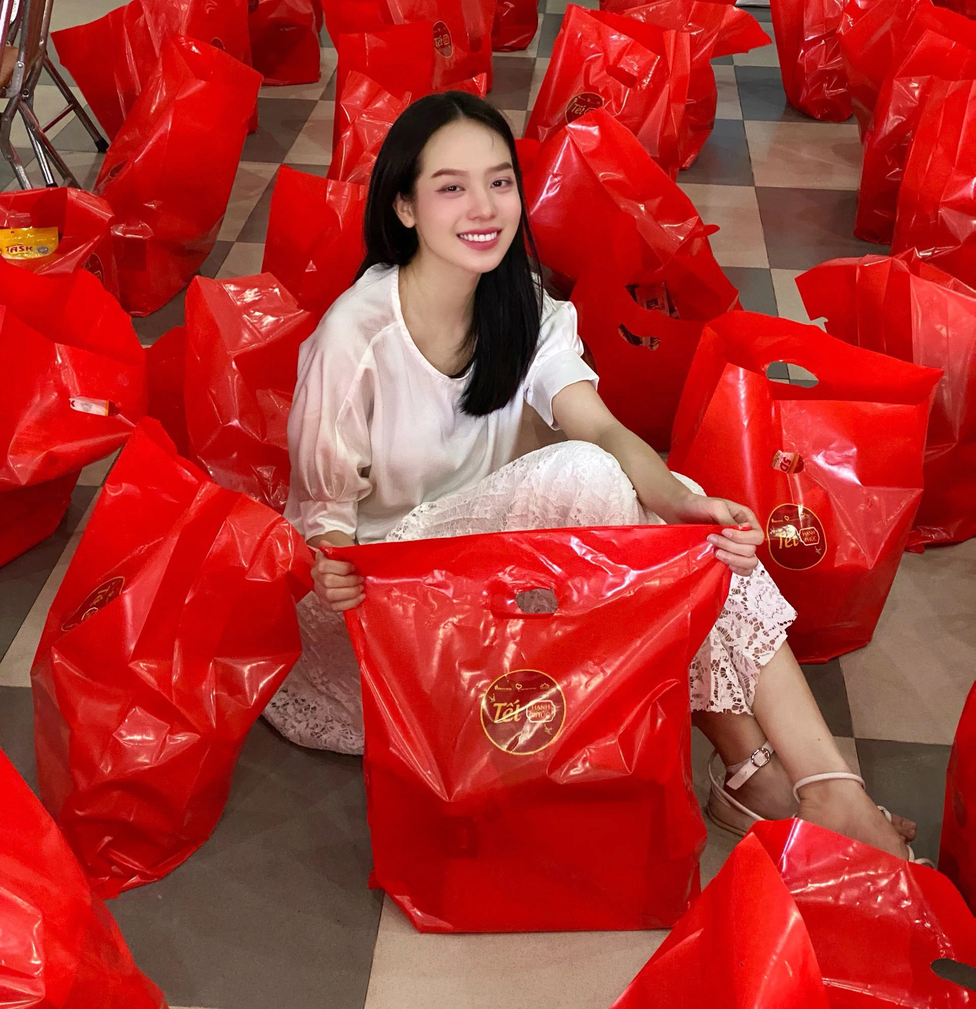 Hoa hậu Tiểu Vy, Thanh Thủy ghi điểm nhờ hành động đẹp trước Tết Nguyên đán 2024- Ảnh 4.
