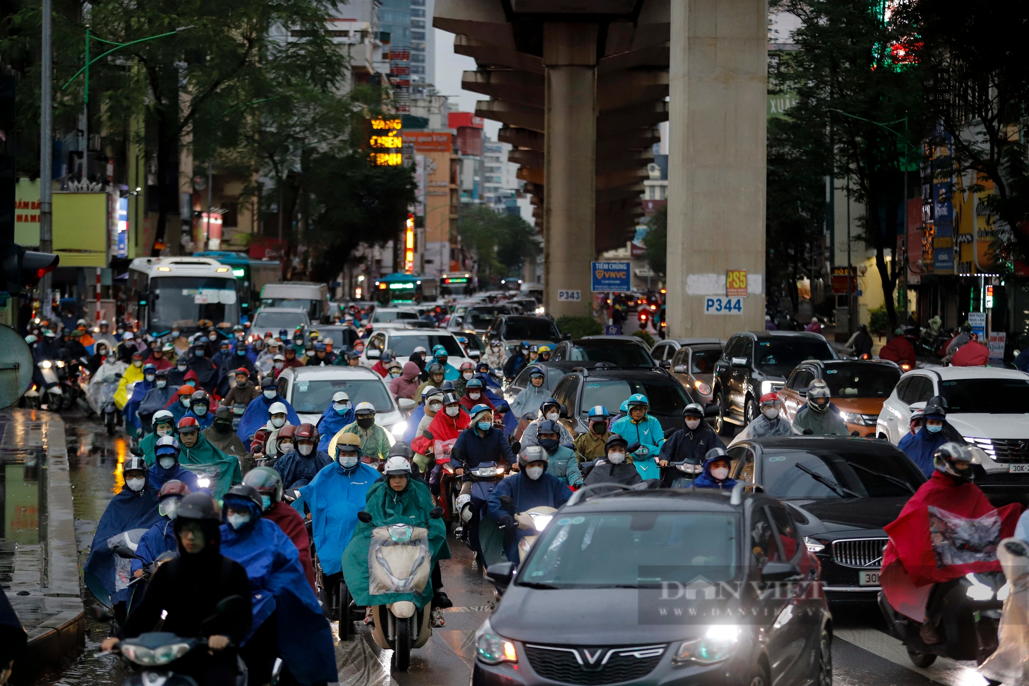 Nhiệt độ tại Hà Nội "giảm sốc", người dân chật vật đi làm trong cảnh mưa rét, tắc đường- Ảnh 2.