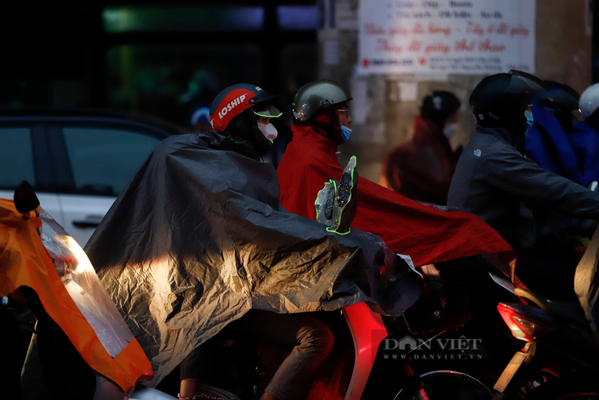 Nhiệt độ tại Hà Nội "giảm sốc", người dân chật vật đi làm trong cảnh mưa rét, tắc đường- Ảnh 3.