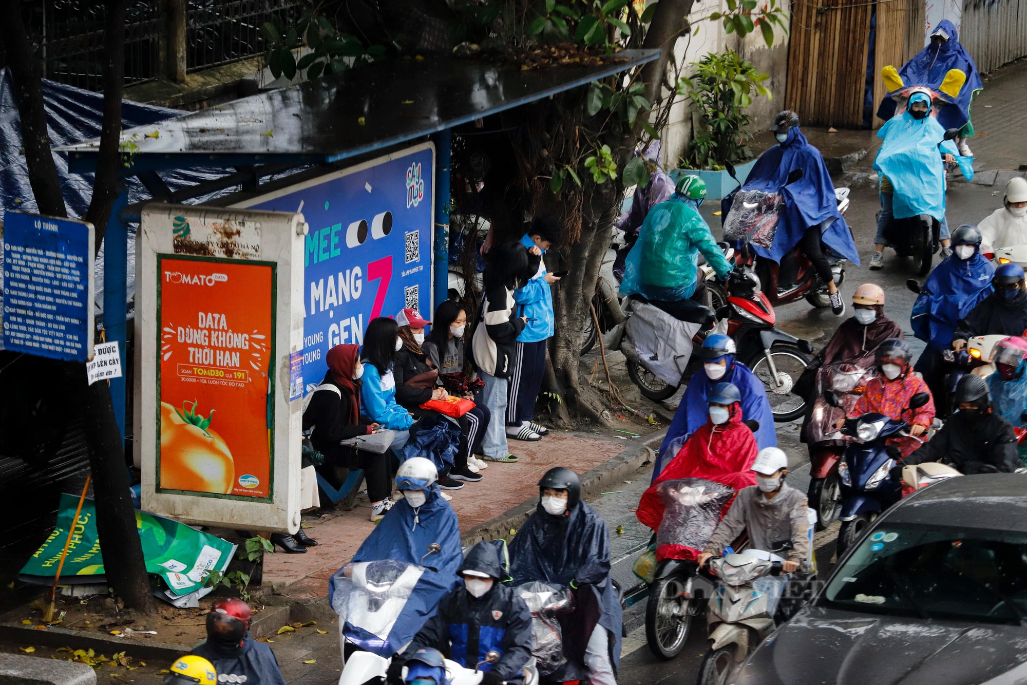 Nhiệt độ tại Hà Nội "giảm sốc", người dân chật vật đi làm trong cảnh mưa rét, tắc đường- Ảnh 8.