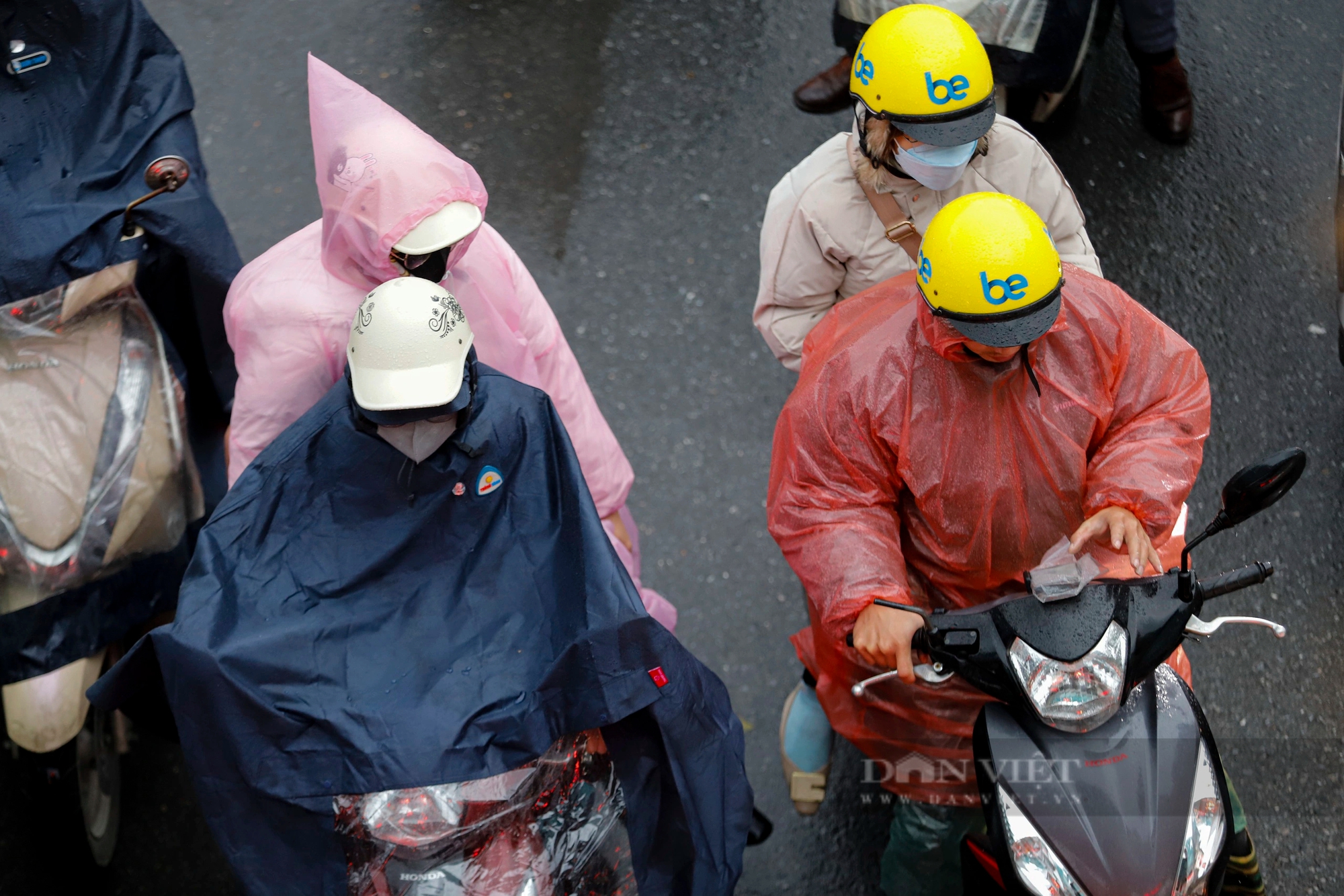 Nhiệt độ tại Hà Nội "giảm sốc", người dân chật vật đi làm trong cảnh mưa rét, tắc đường- Ảnh 9.