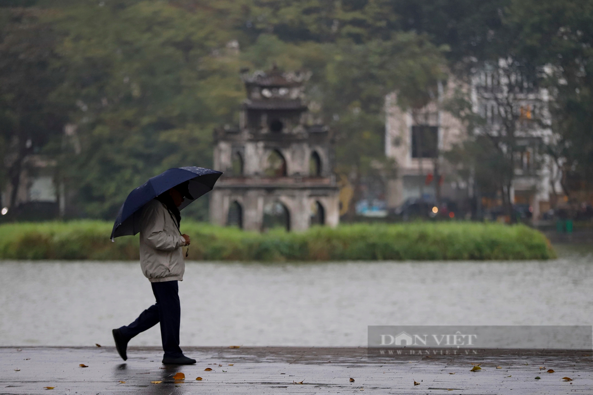 Nhiệt độ tại Hà Nội "giảm sốc", người dân chật vật đi làm trong cảnh mưa rét, tắc đường- Ảnh 12.