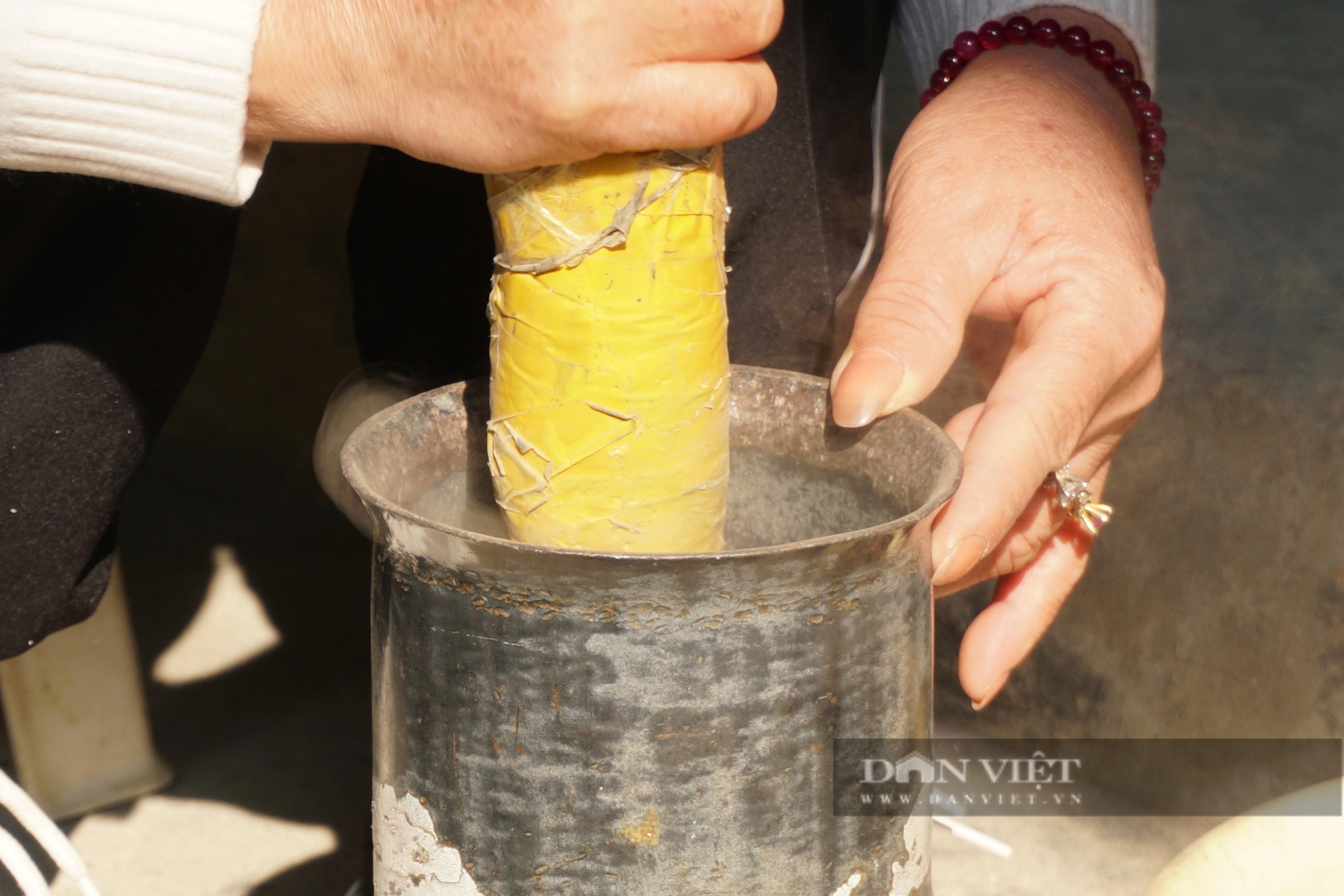 Cận cảnh sản xuất tranh đá quý ở làng nghề "độc nhất vô nhị" tại Yên Bái- Ảnh 5.