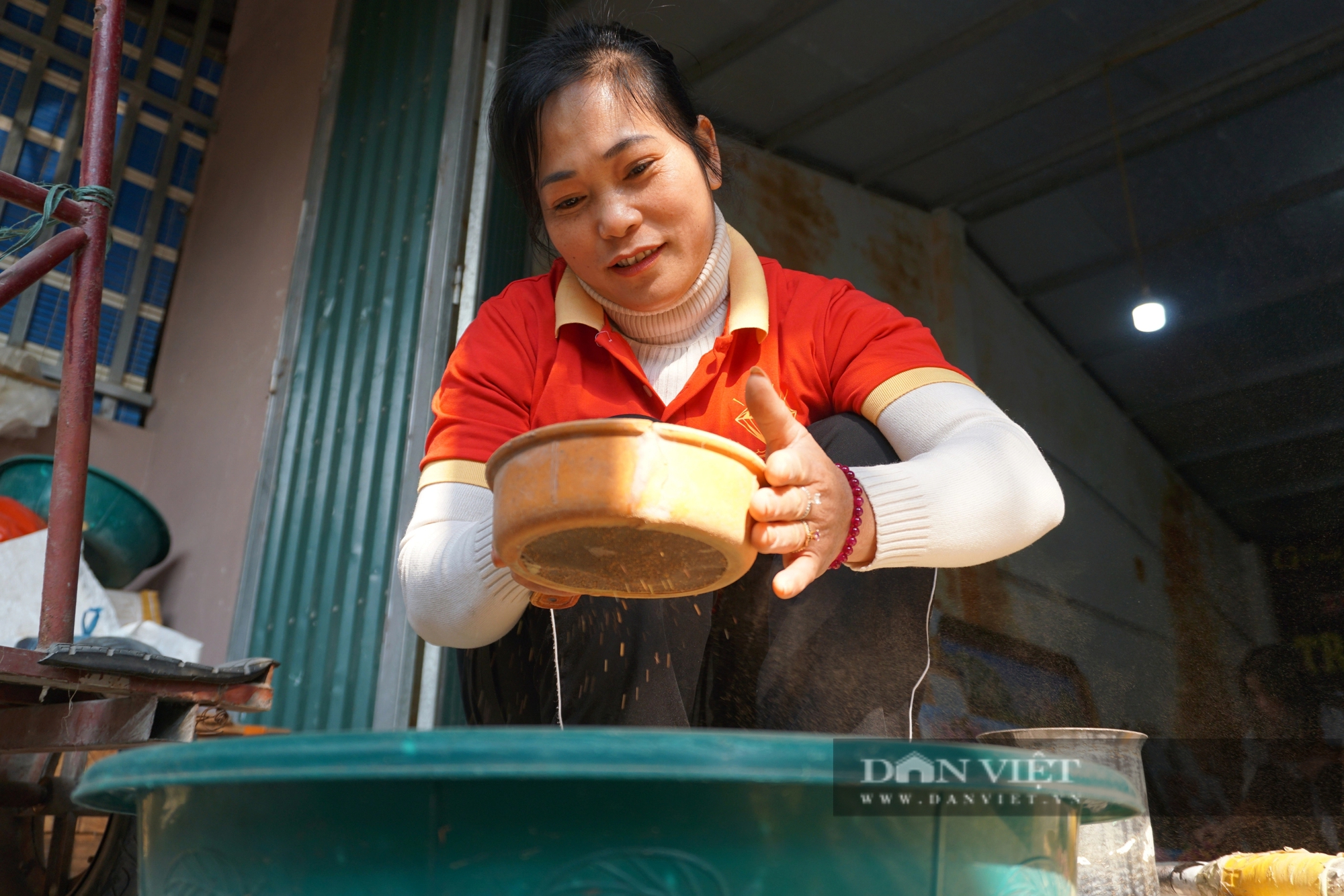 Cận cảnh sản xuất tranh đá quý ở làng nghề "độc nhất vô nhị" tại Yên Bái- Ảnh 6.
