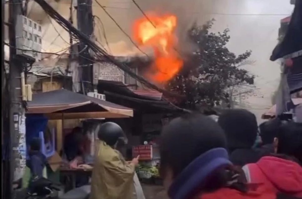 Cảnh sát phá tường, phun vòi rồng chữa cháy nhà dân ở Hà Nội- Ảnh 1.