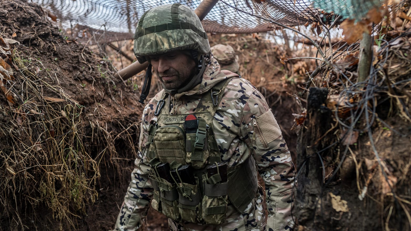'Bắt chước' Nga, Ukraine xây 'phòng tuyến Surovikin' kiên cố để chống đòn tấn công mới dữ dội của Moscow- Ảnh 1.