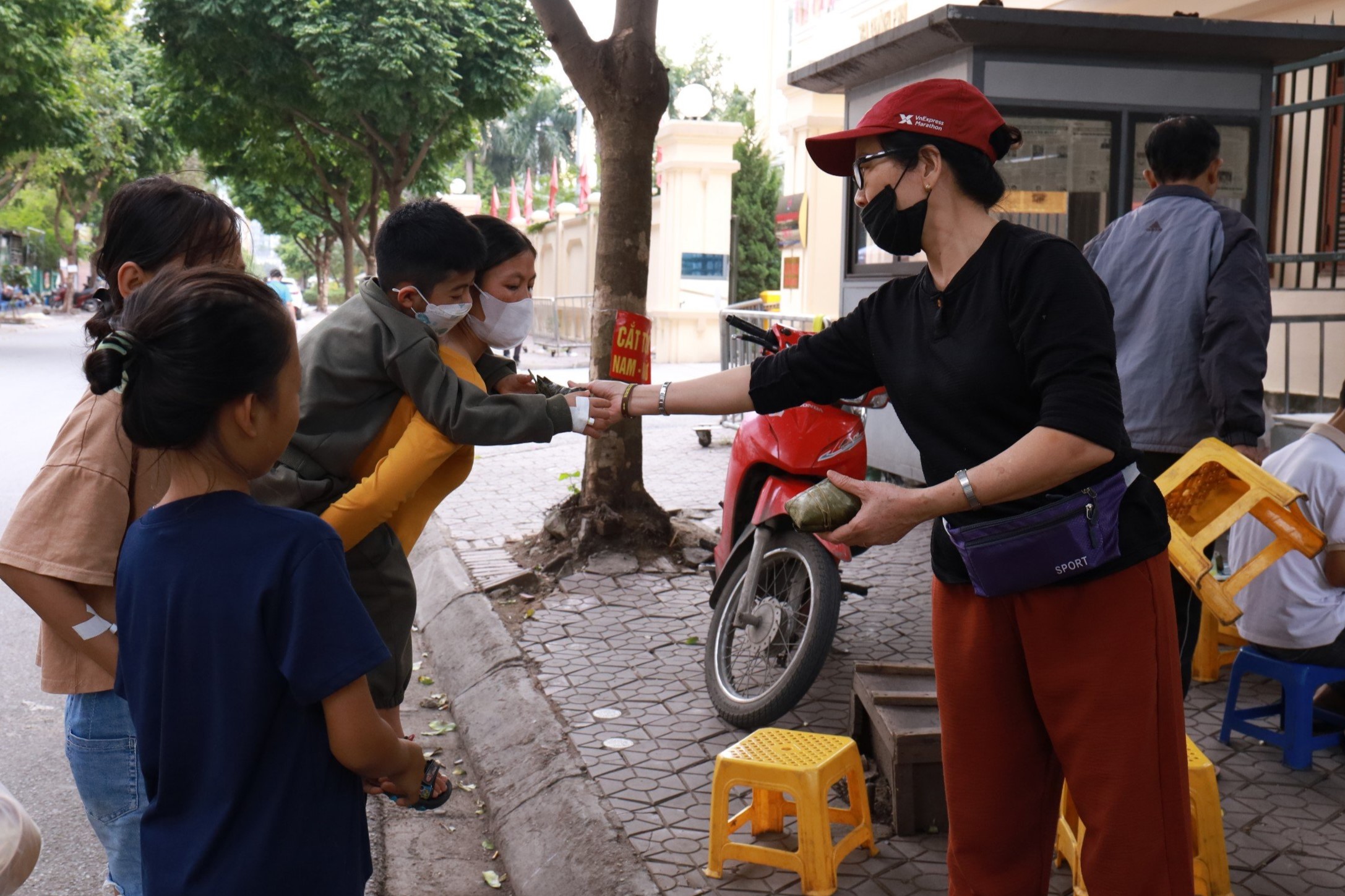 Ngày hội gói bánh chưng, mang Tết về cho bà con khó khăn tại Hà Nội- Ảnh 2.