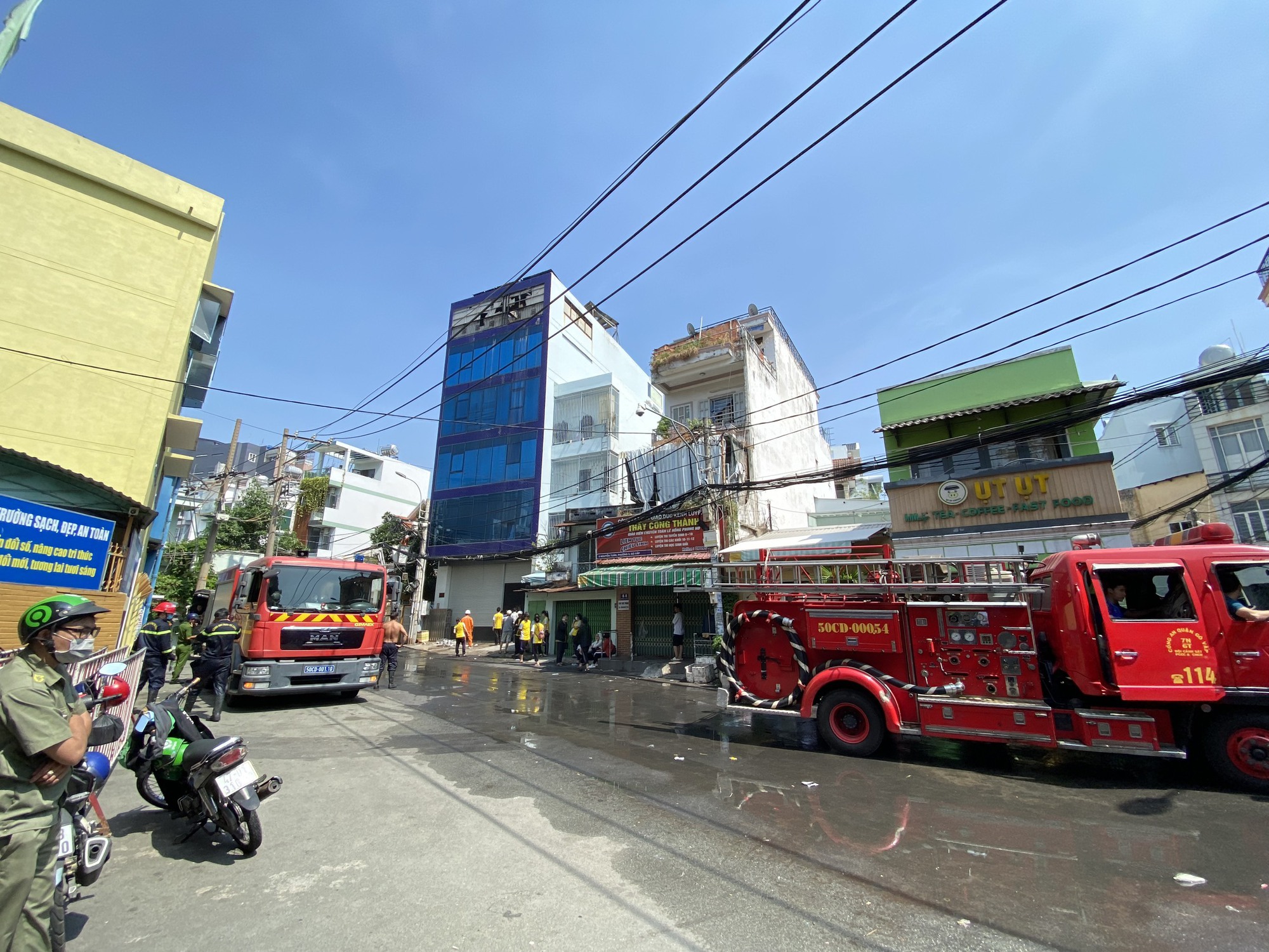 Công ty vàng bạc đá quý ở TP.HCM bốc cháy, hàng chục nhân viên tháo chạy ra ngoài- Ảnh 1.