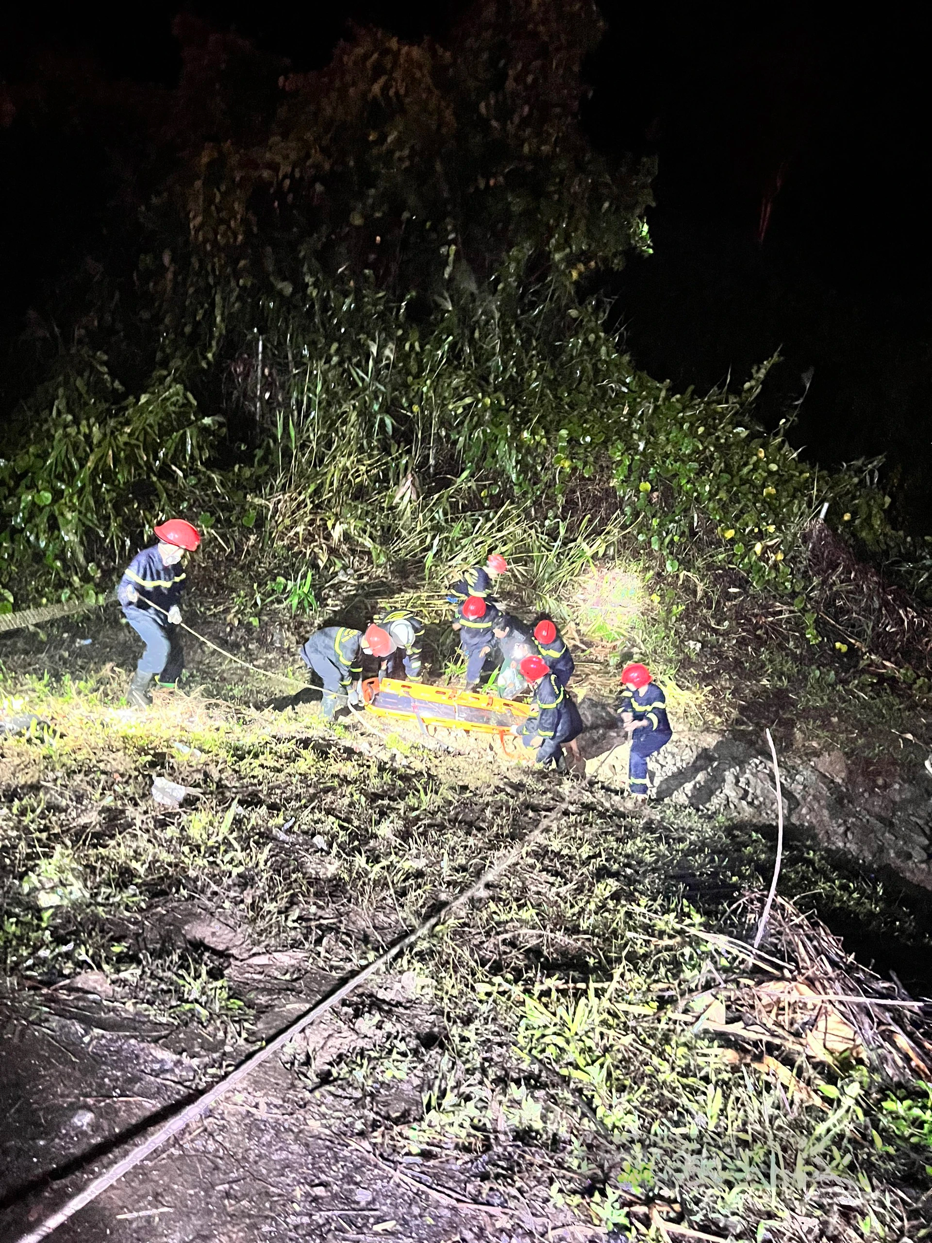 Hiện trường vụ xe khách lao xuống vực ở cao tốc La Sơn – Túy Loan, hàng chục người thương vong- Ảnh 4.