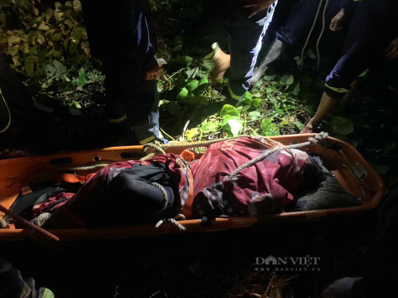 Hiện trường vụ xe khách lao xuống vực ở cao tốc La Sơn – Túy Loan, hàng chục người thương vong- Ảnh 5.