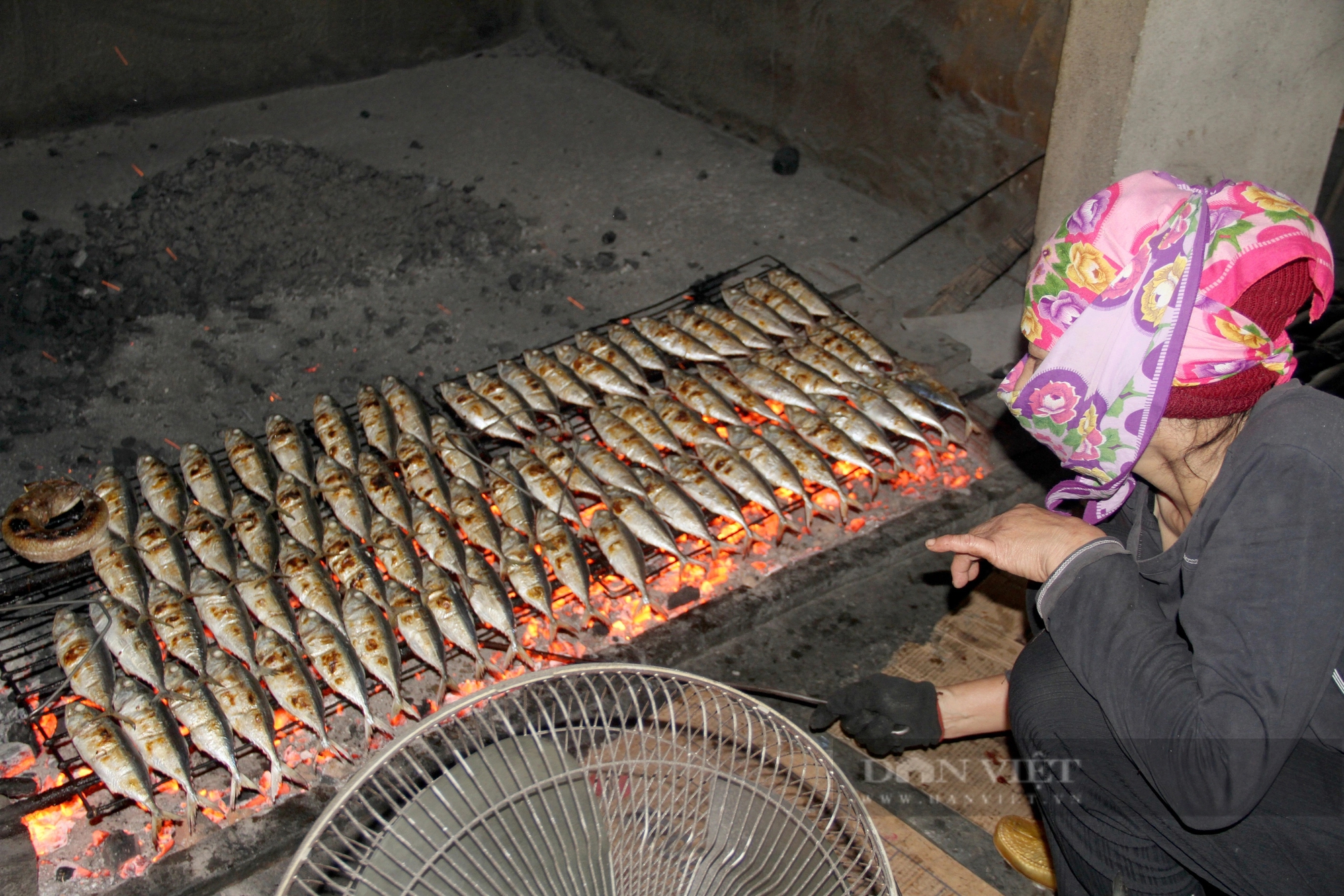 Tết đến, vào một làng nướng ở Hà Tĩnh, than đỏ hừng hực, mùi cá nướng bay khắp nơi- Ảnh 2.