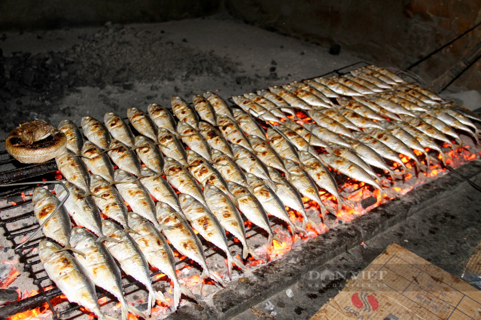 Tết đến, vào một làng nướng ở Hà Tĩnh, than đỏ hừng hực, mùi cá nướng bay khắp nơi- Ảnh 8.