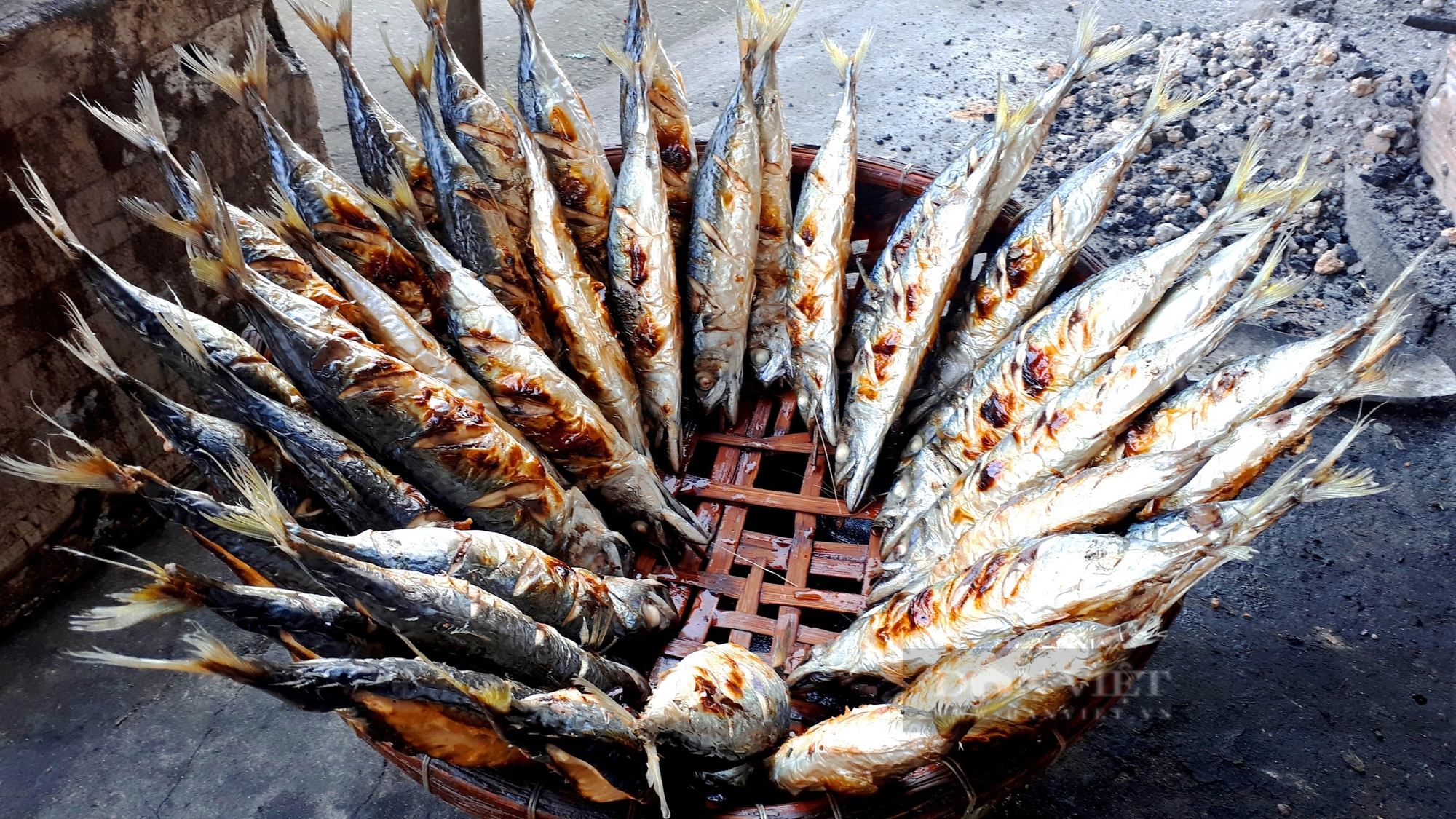 Tết đến, vào một làng nướng ở Hà Tĩnh, than đỏ hừng hực, mùi cá nướng bay khắp nơi- Ảnh 14.