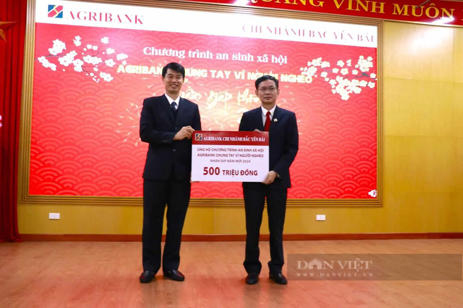 Agribank Bắc Yên Bái trao 1.000 xuất quà Tết cho hộ nghèo và đối tượng chính sách- Ảnh 1.