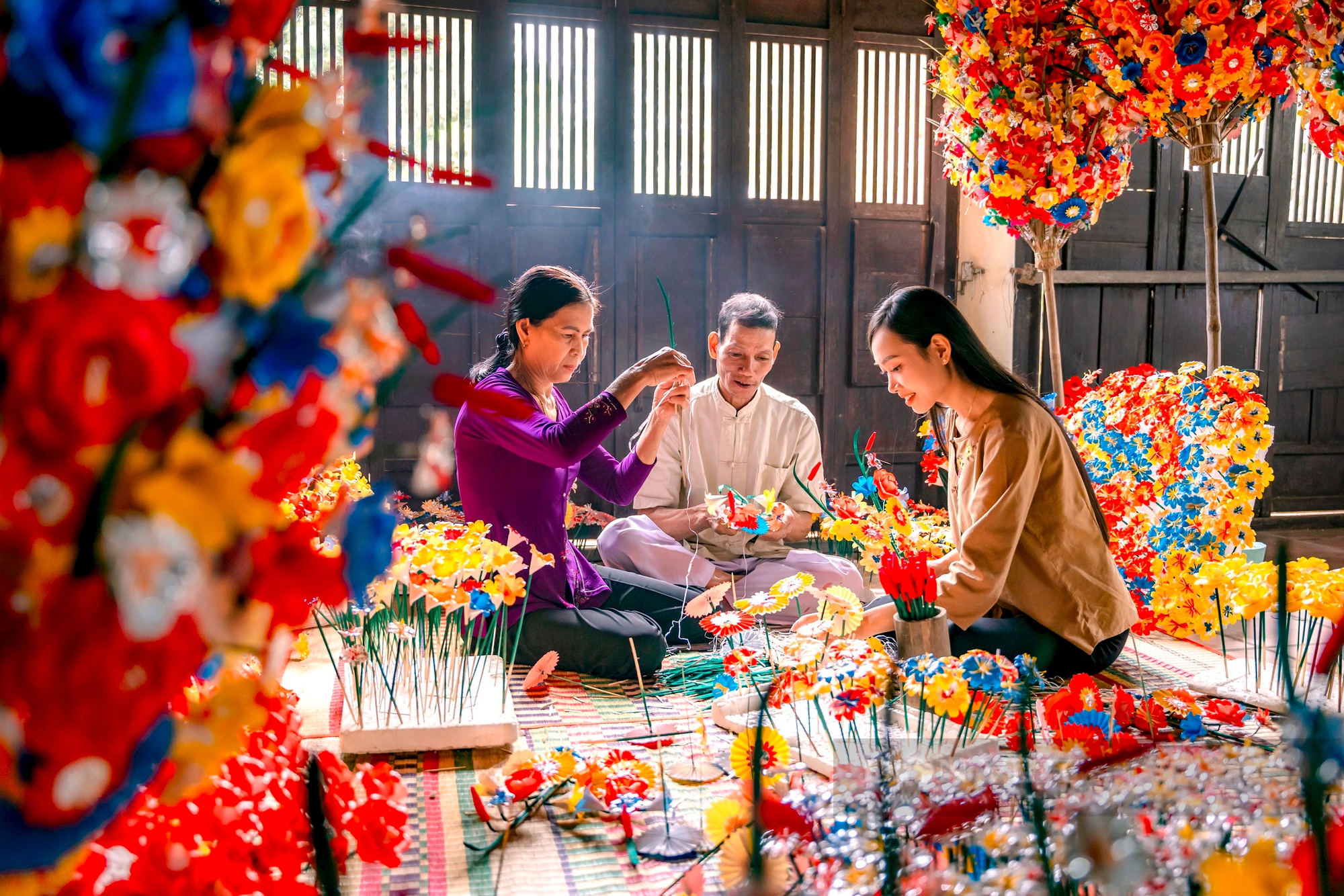 Giấy màu, hoa giấy ngập tràn ở TT Huế ngày giáp Tết, chụp ảnh lên đẹp thế này đây- Ảnh 1.