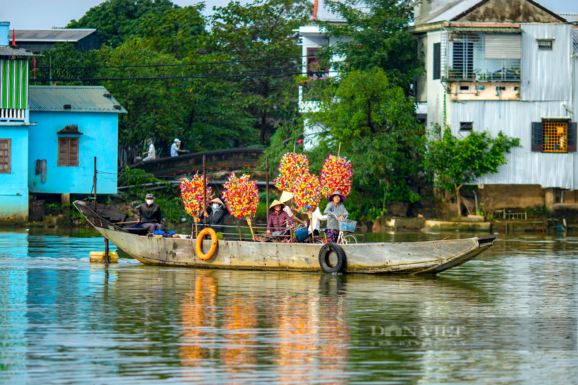 Giấy màu, hoa giấy ngập tràn ở TT Huế ngày giáp Tết, chụp ảnh lên đẹp thế này đây- Ảnh 6.