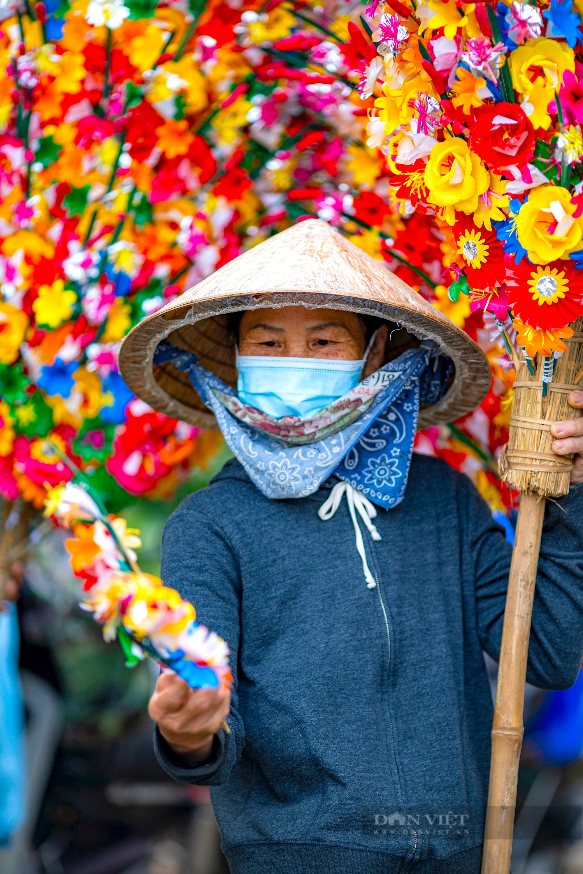 Giấy màu, hoa giấy ngập tràn ở TT Huế ngày giáp Tết, chụp ảnh lên đẹp thế này đây- Ảnh 14.