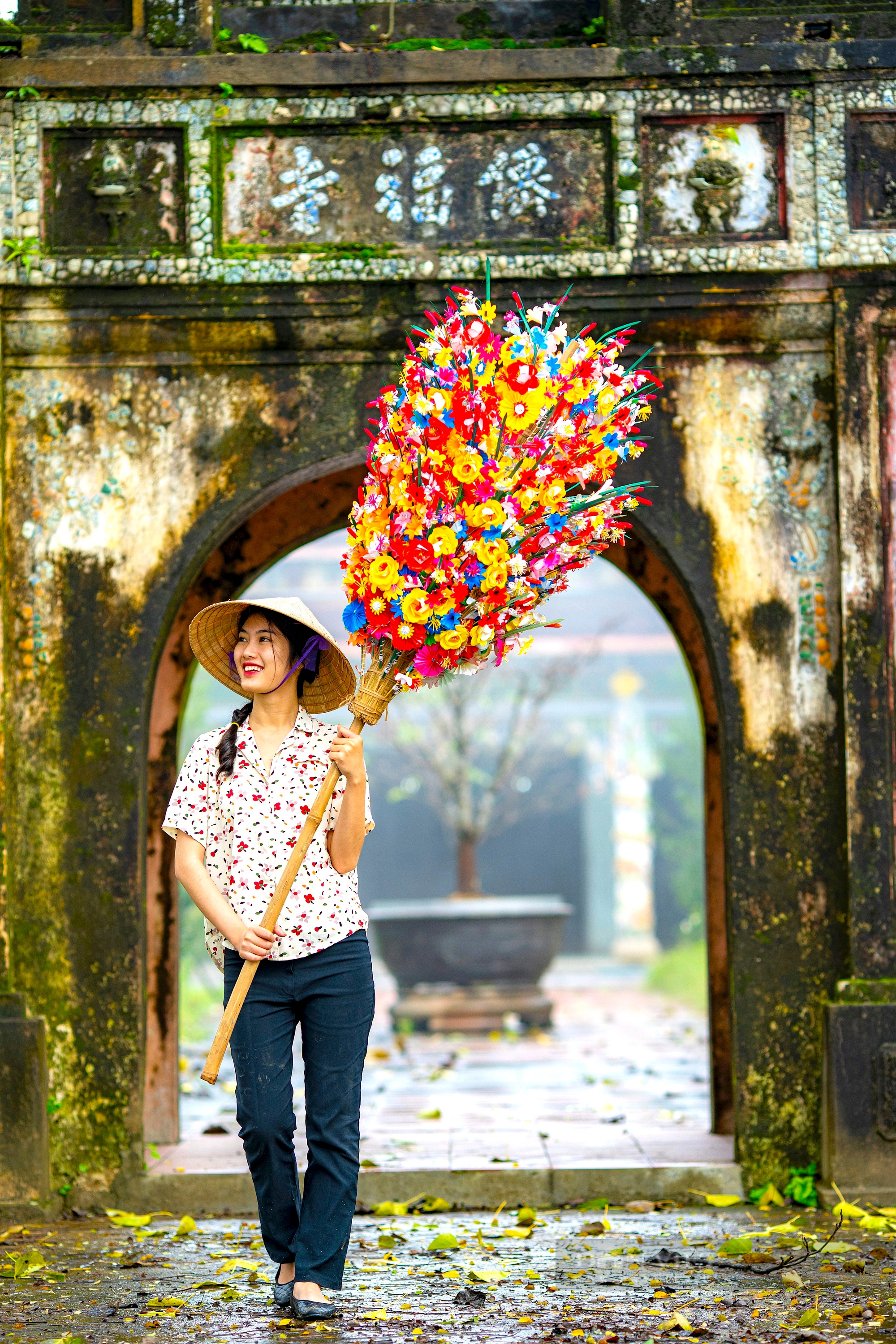 Giấy màu, hoa giấy ngập tràn ở TT Huế ngày giáp Tết, chụp ảnh lên đẹp thế này đây- Ảnh 13.