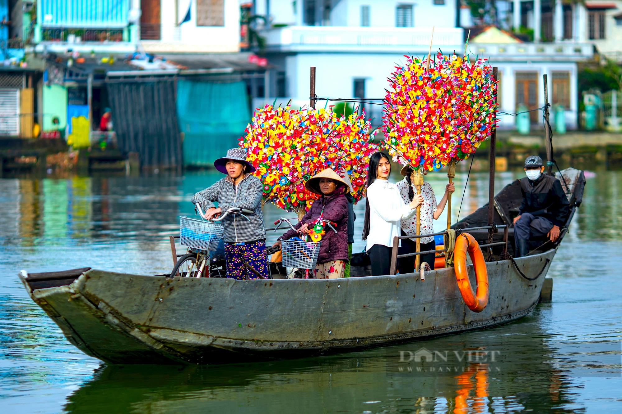 Giấy màu, hoa giấy ngập tràn ở TT Huế ngày giáp Tết, chụp ảnh lên đẹp thế này đây- Ảnh 5.