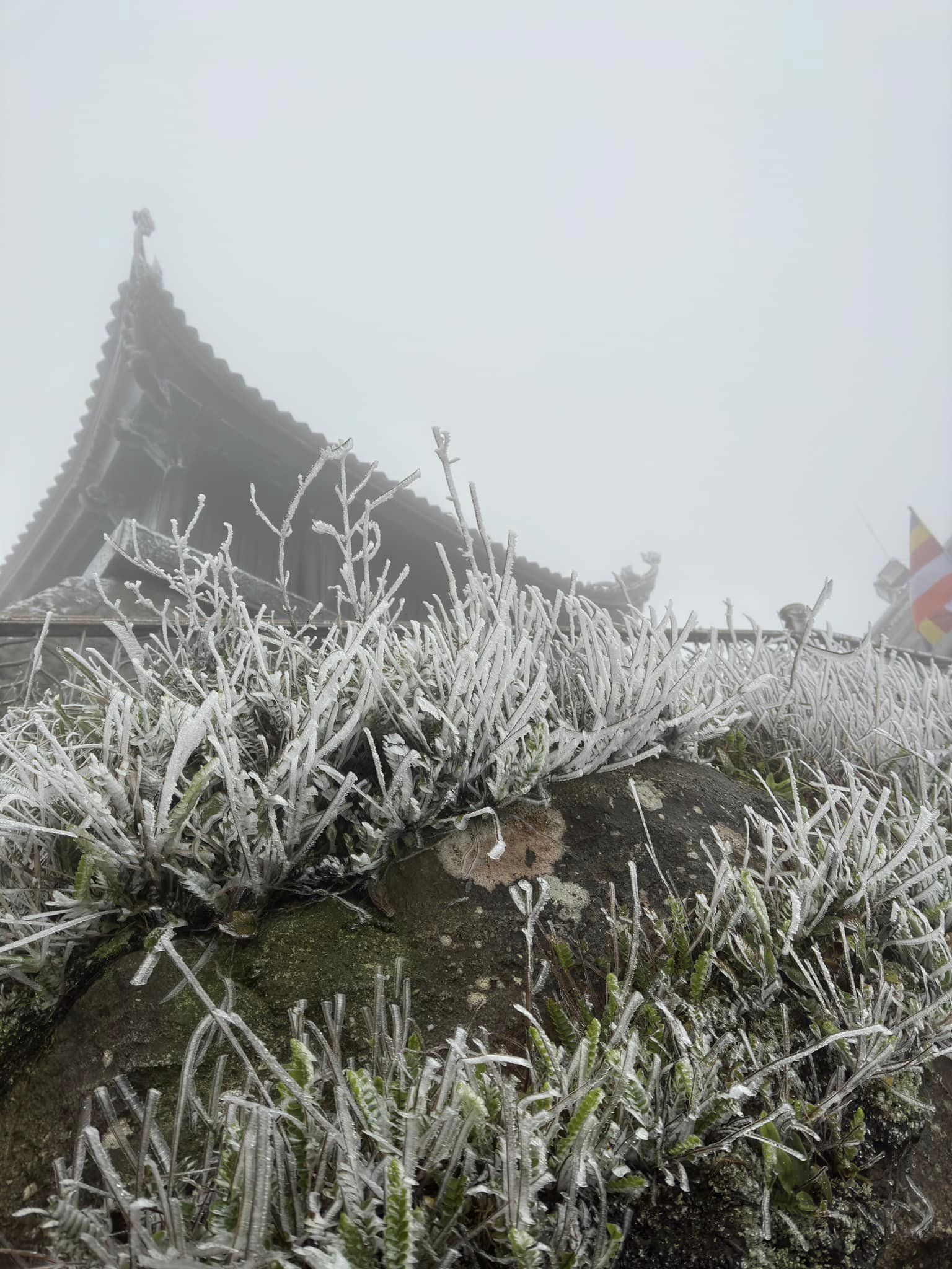 Nhiệt độ xuống 0 độ C, chùa Đồng trên non thiêng Yên Tử xuất hiện băng giá- Ảnh 4.
