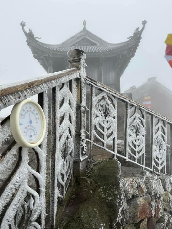 Nhiệt độ xuống 0 độ C, chùa Đồng trên non thiêng Yên Tử xuất hiện băng giá- Ảnh 1.