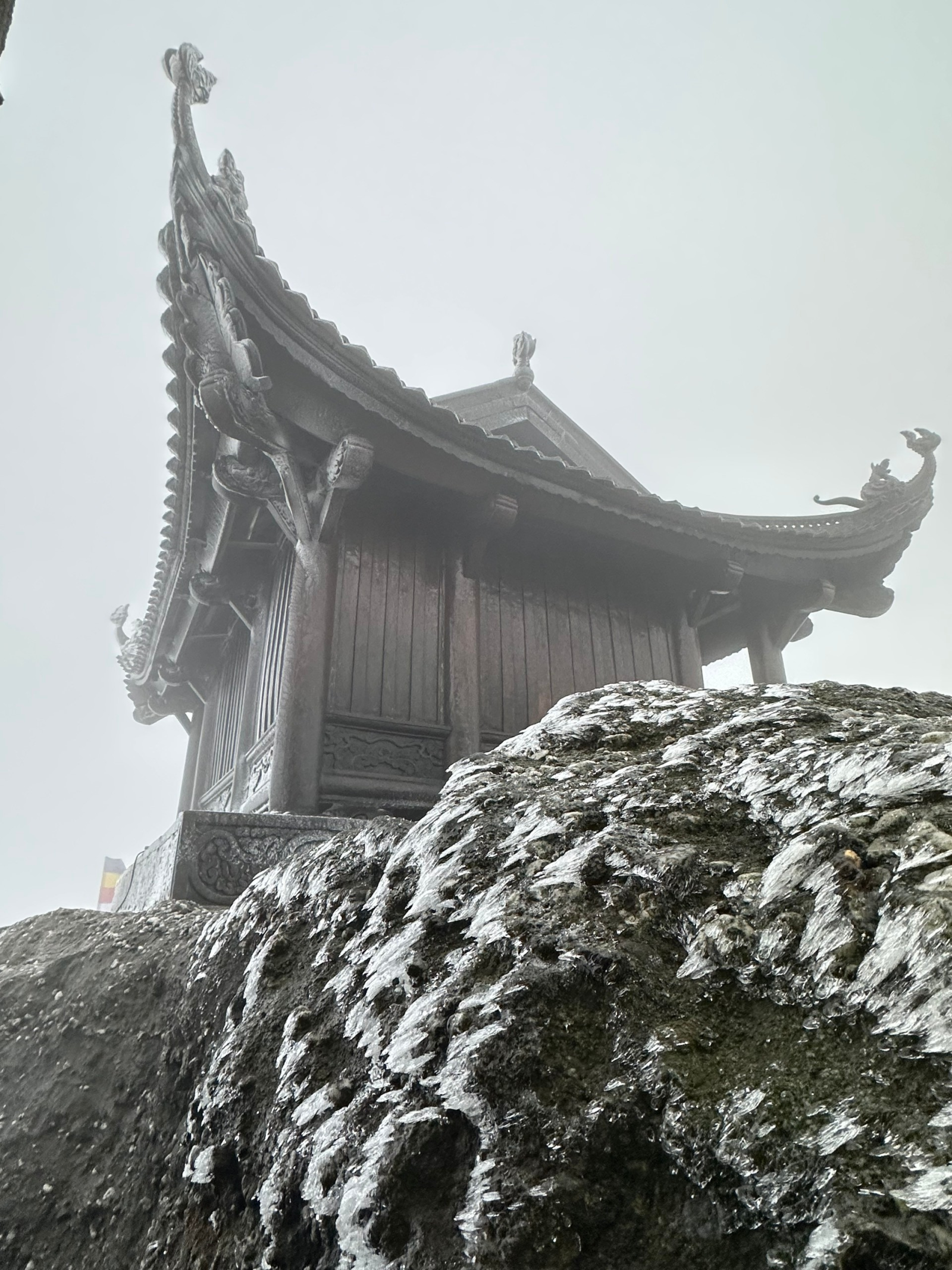 Nhiệt độ xuống 0 độ C, chùa Đồng trên non thiêng Yên Tử xuất hiện băng giá- Ảnh 2.