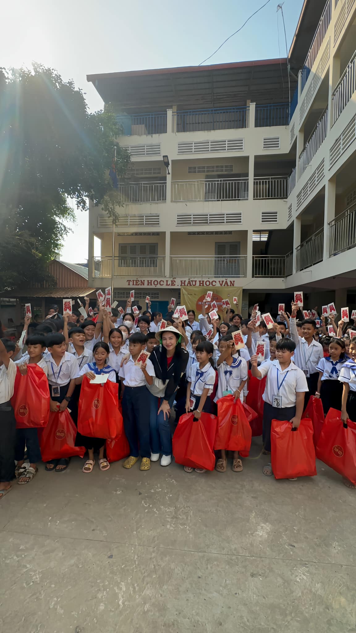 Hoa hậu Thùy Tiên xinh đẹp, giản dị khi mang Tết hạnh phúc cho kiều bào tại Campuchia- Ảnh 4.