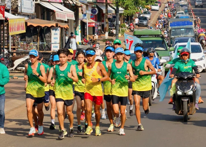 Vụ ông Đoàn Ngọc Hải đề nghị cấm chạy xuyên Việt: VĐV Nguyễn Văn Long lên tiếng - Ảnh 1.