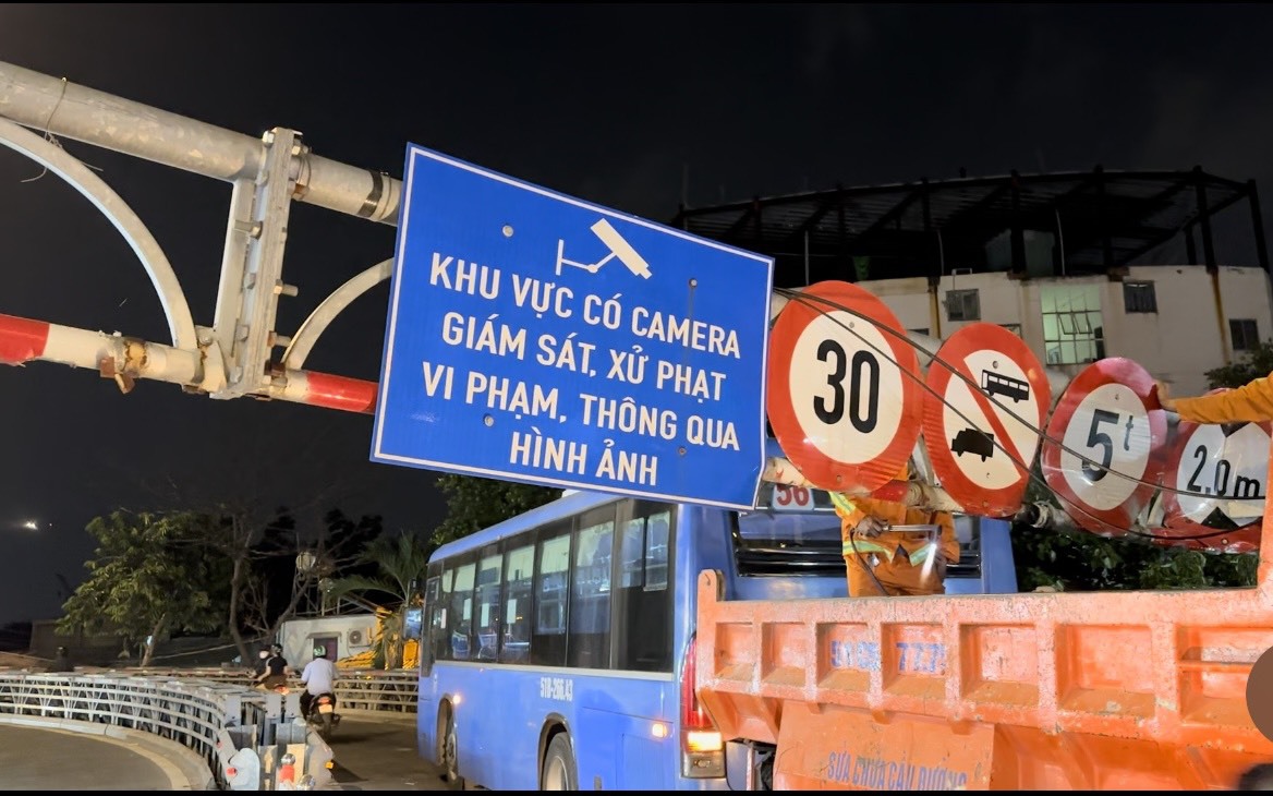 Camera ghi lại cảnh xe buýt phóng nhanh, tông sập khung giới hạn chiều cao ở cầu An Phú Đông, TP.HCM
