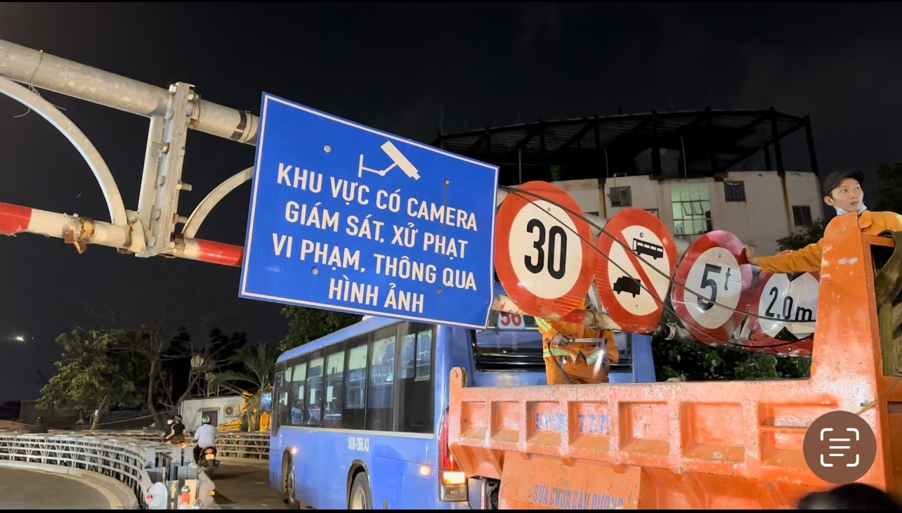 Camera ghi lại cảnh xe buýt phóng nhanh, tông sập khung giới hạn chiều cao ở cầu An Phú Đông, TP.HCM- Ảnh 1.